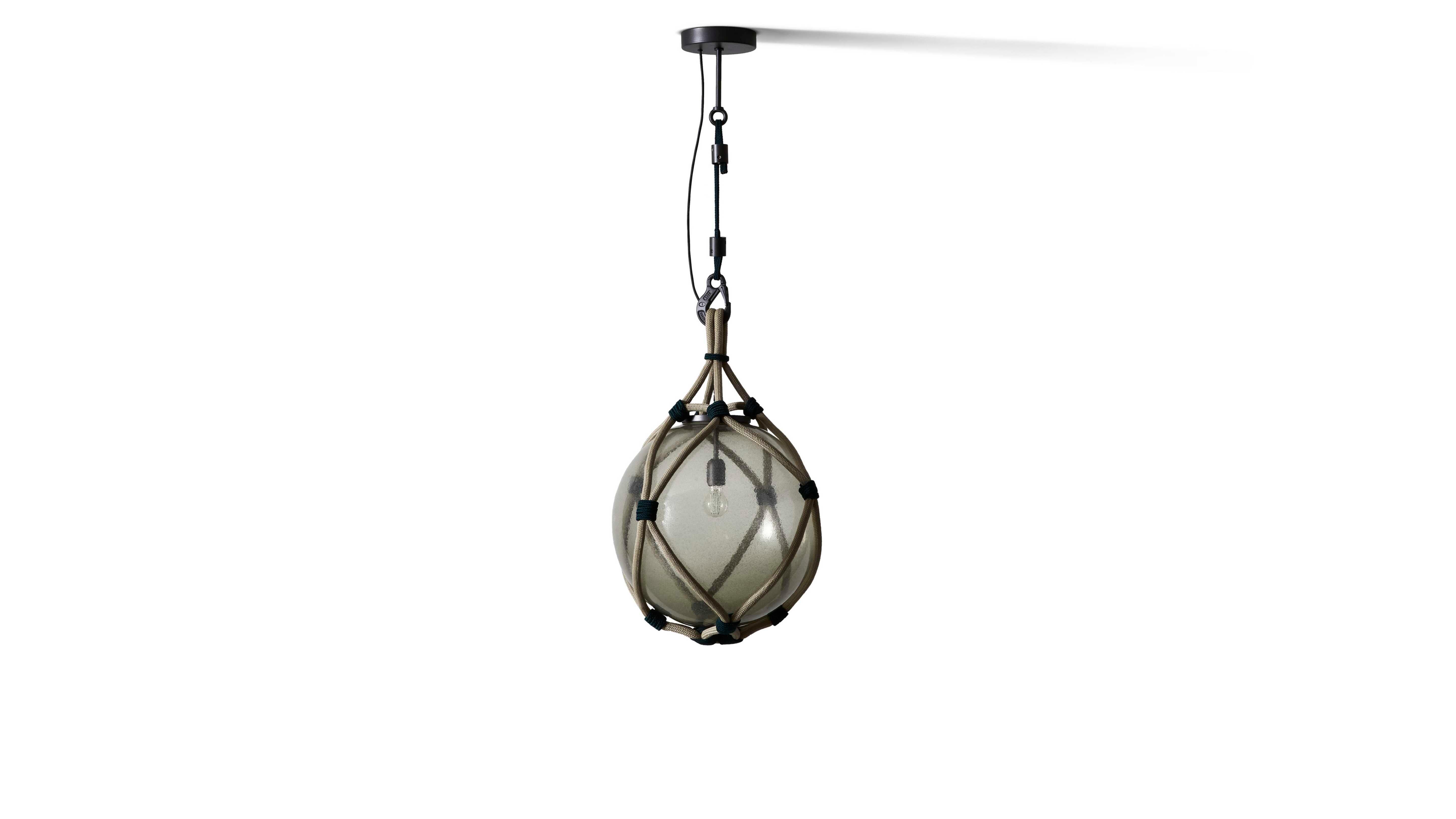 Lampada da esterno Cassina Bollicosa Nautilus Per Cassina

La lampada Bollicosa Nautilus per esterni è simile alla sfera di vetro Bollicosa per interni, con le tipiche bolle superficiali che si trovano nel vetro soffiato; le irregolarità naturali