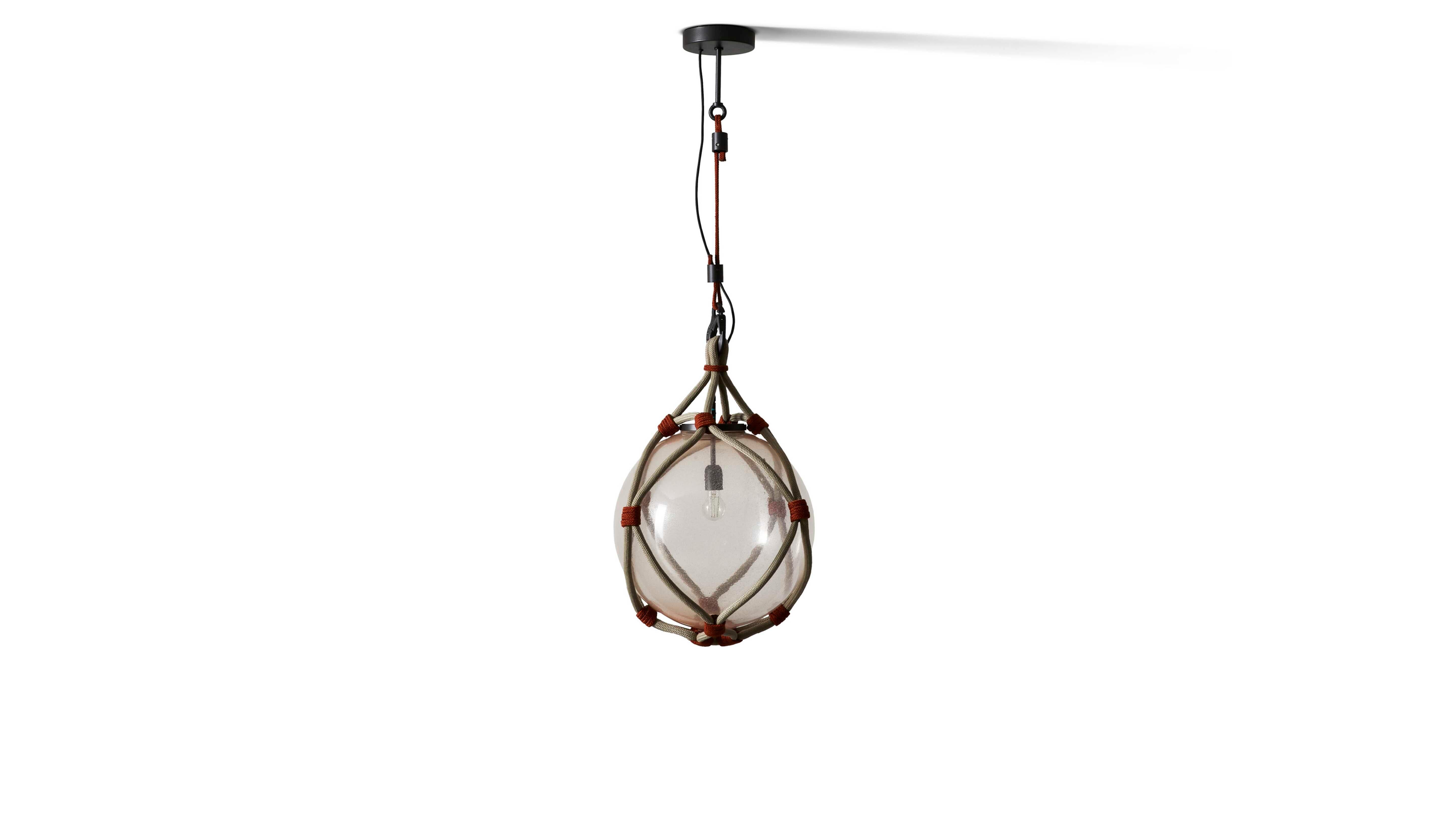 Lampe d'extérieur Cassina Bollicosa Nautilus pour Cassina

La lampe d'extérieur Bollicosa Nautilus est similaire à la sphère de verre d'intérieur Bollicosa, avec les bulles de surface typiques du verre soufflé ; les irrégularités naturelles du verre