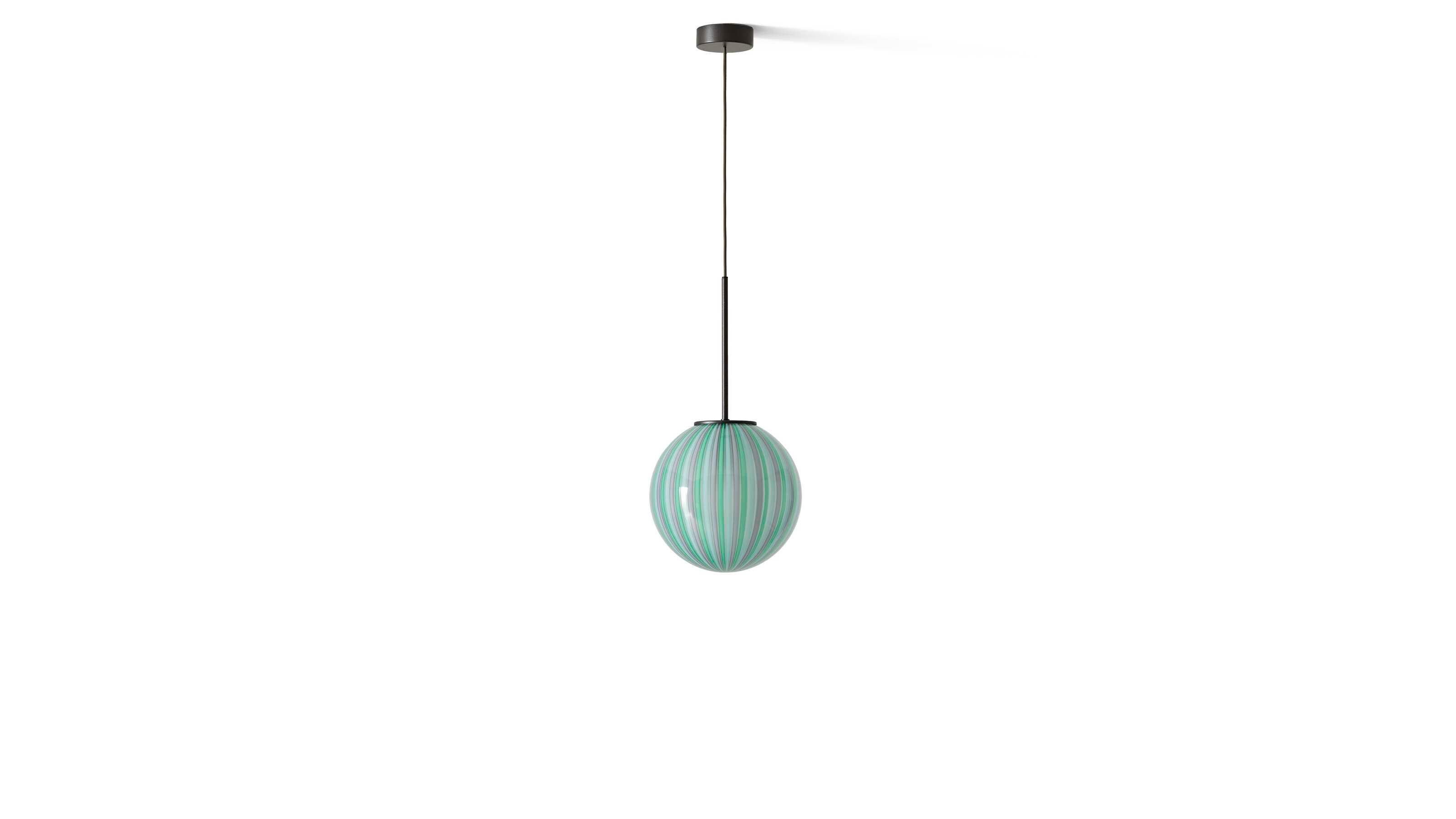Cassina Bollicosa Pequeña Lámpara Suspendida

Bollicosa Small es la versión pequeña de la lámpara Bollicosa, con una esfera clásica de vidrio soplado que presenta las típicas burbujas superficiales del vidrio soplado a mano.

Lámpara colgante con