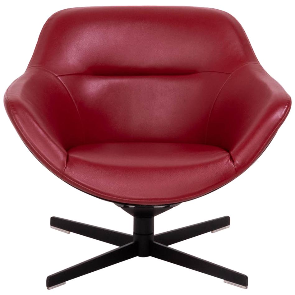 Designed by Jean-Marie Massaud for Cassina in 2005, the 277 auckland chair is a modern reinterpretation of the timeless lounge chair.

The glossy black fibreglass shell-shaped structure, contrasts perfectly with the deep red leather upholstery and