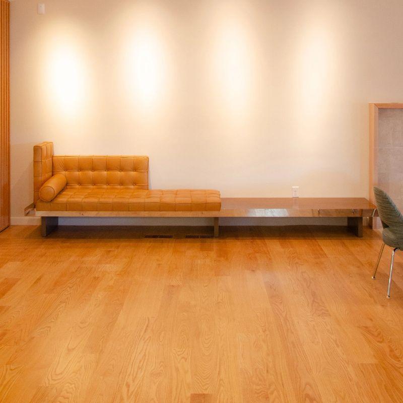 La vente porte sur un canapé-lit original conçu par Philippe Starck pour l'hôtel SLS de Beverly Hills et fabriqué par la société italienne Cassina (le célèbre fabricant de pièces telles que les créations de Le Corbusier).

Cet exemple est constitué