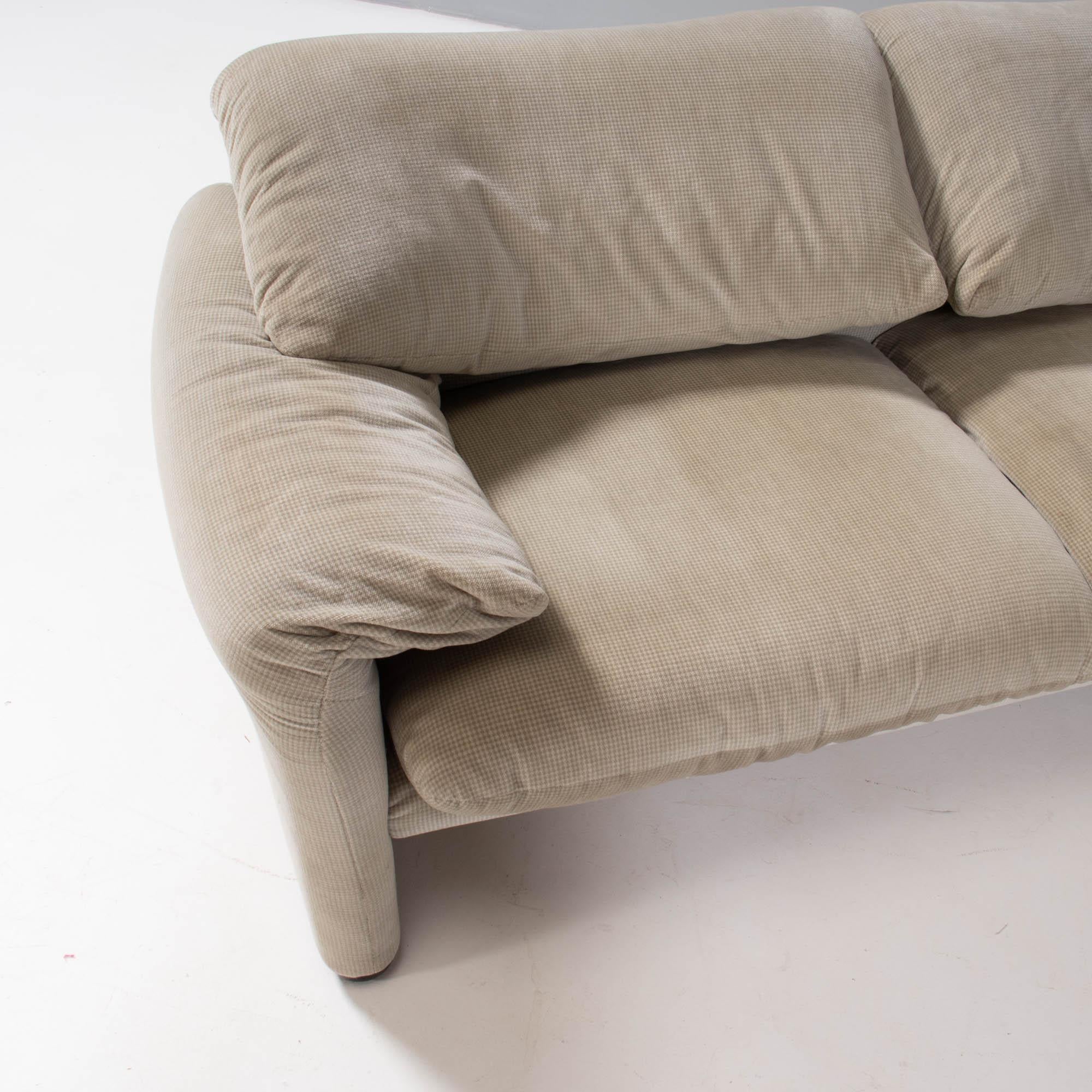 Cassina by Vico Magistretti Maralunga Beige Two Seater Sofa In Good Condition In London, GB