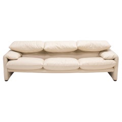 Cassina by Vico Magistretti Maralunga Cremefarbenes Dreisitzer-Sofa aus Leder