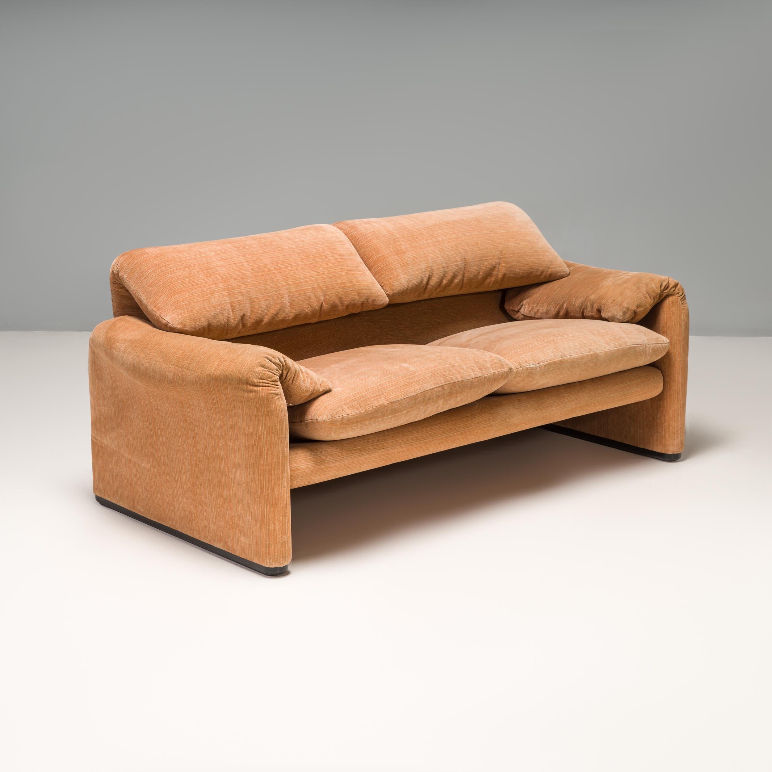 Originally designed by Vico Magistretti for Cassina in 1973, the Maralunga sofa has become a true design icon.
Upholstered in soft textured tan fabric, the sofa features the signature adjustable headrests and folded armrests, while two separate seat