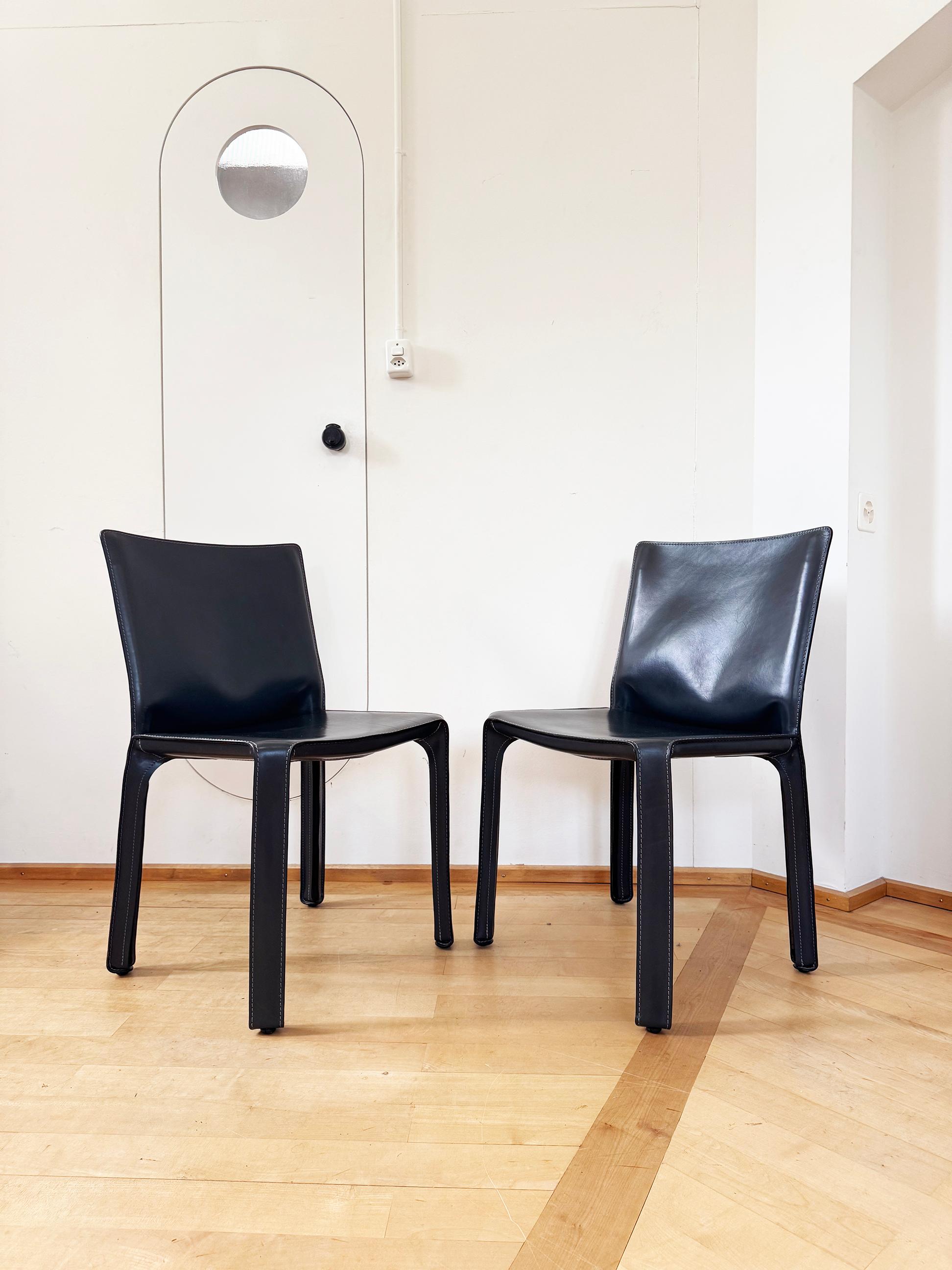 Cassina Cab 412 Stühle Mario Bellini Matte Black drk Grey Leder PAAR, 2 Stühle im Angebot 1