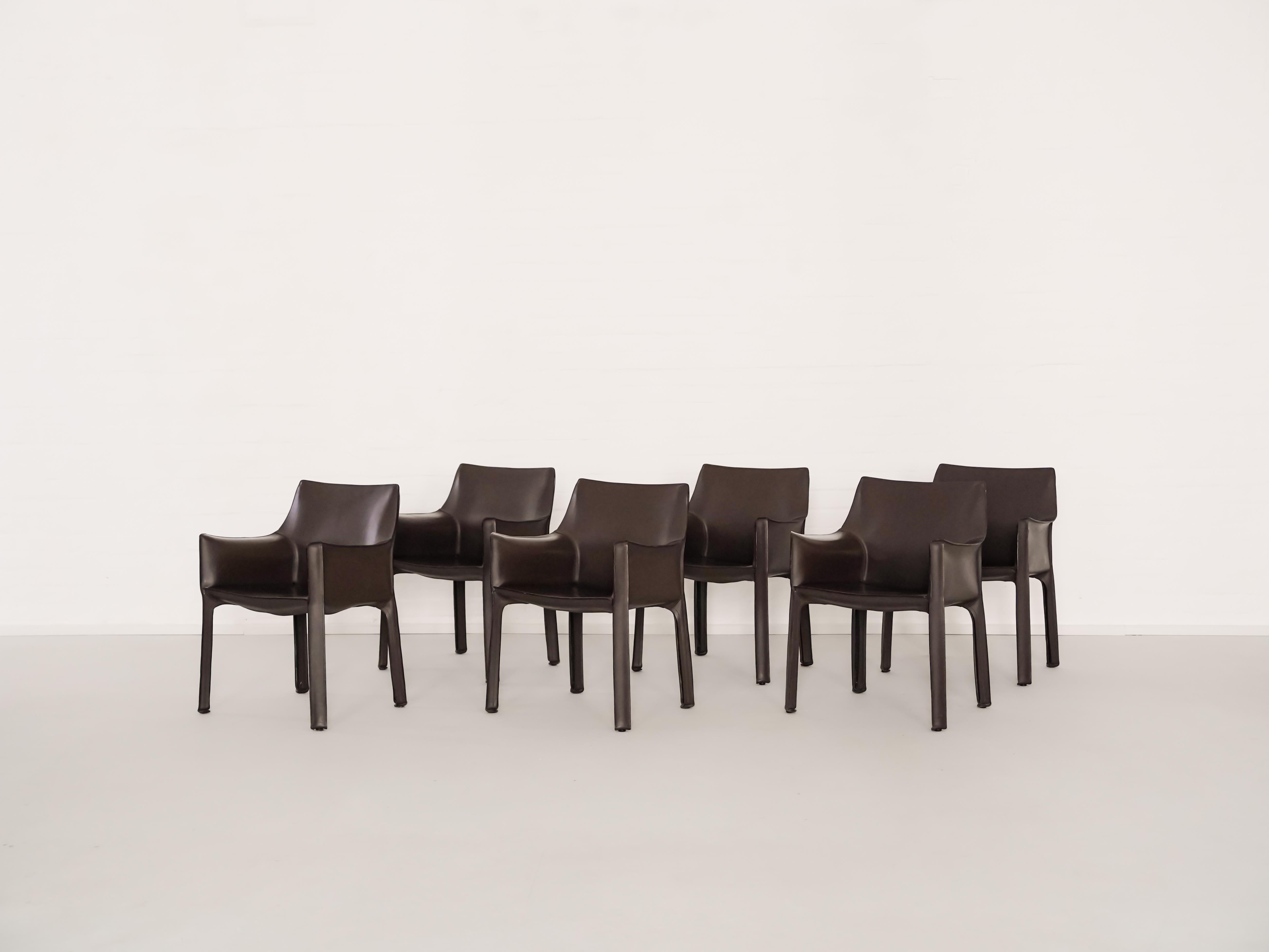 Il Cassina Cab 413, progettato nel 1977 dall'architetto e designer italiano Mario Bellini, è una pietra miliare del design moderno. Con il suo concetto rivoluzionario di 