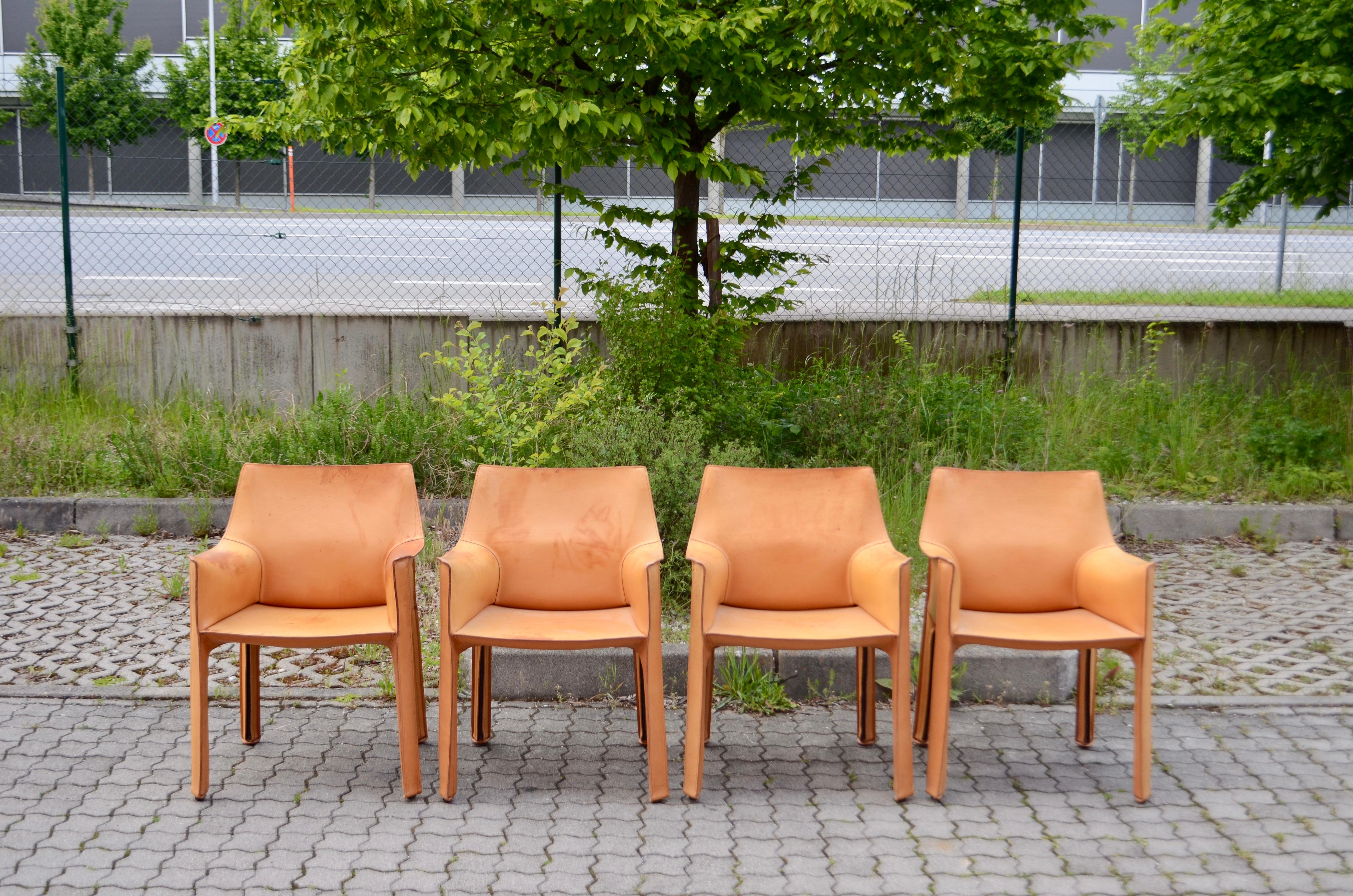 This Cab 413 dining armchair was designed by Mario Bellini for Italian manufacturer Cassina.
It´s the armchair Dining version.
The classic Italian masterpiece in dining rooms.
It is upholstered in thick natural vegetal aniline saddle leather. The
