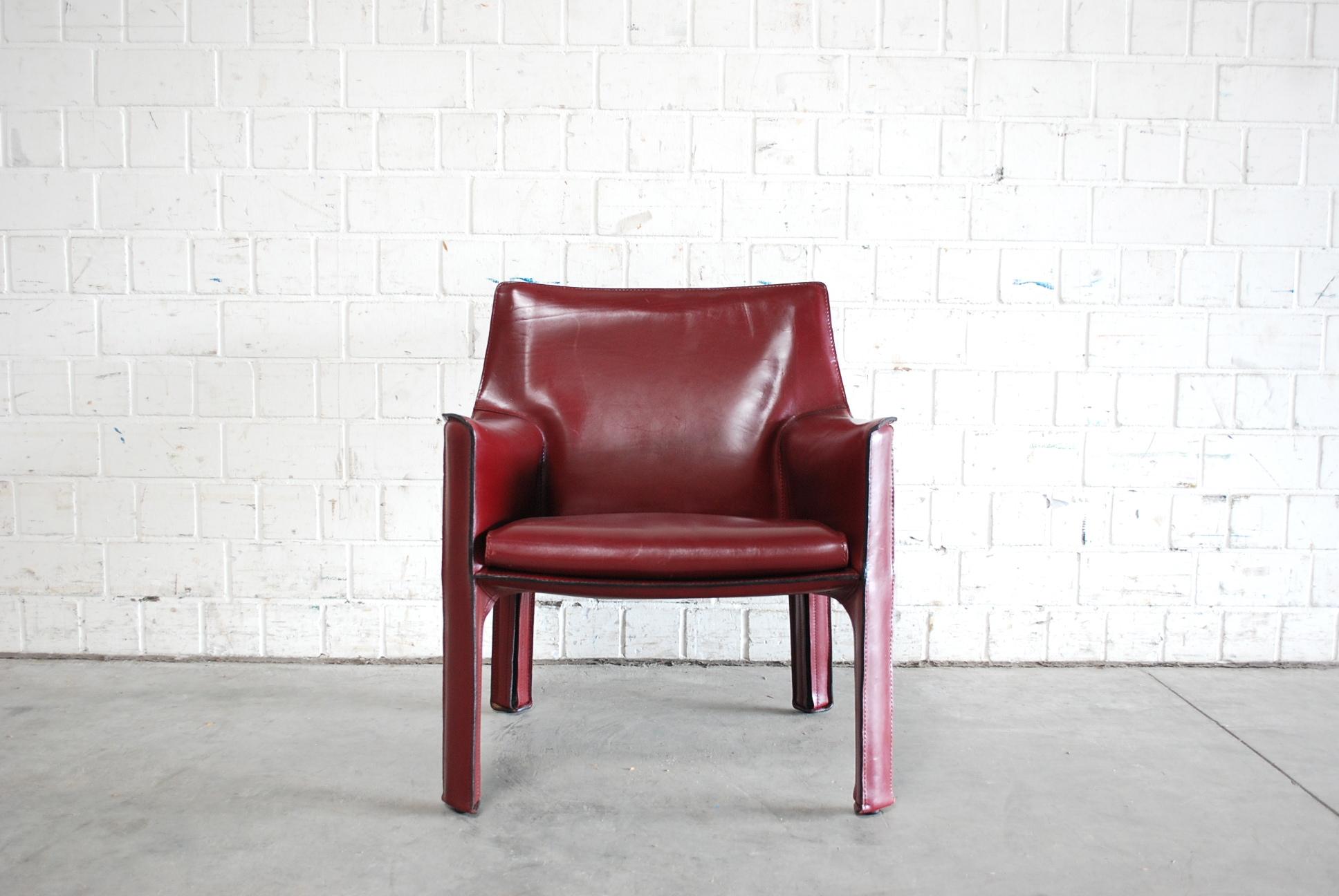 This cab 414 armchairs was designed by Mario Bellini for Italian manufacturer Cassina.
It´s the armchair version with comfortable seat padding.
It is upholstered in thick saddle leather, colour Bordeaux red 
Set if 2.