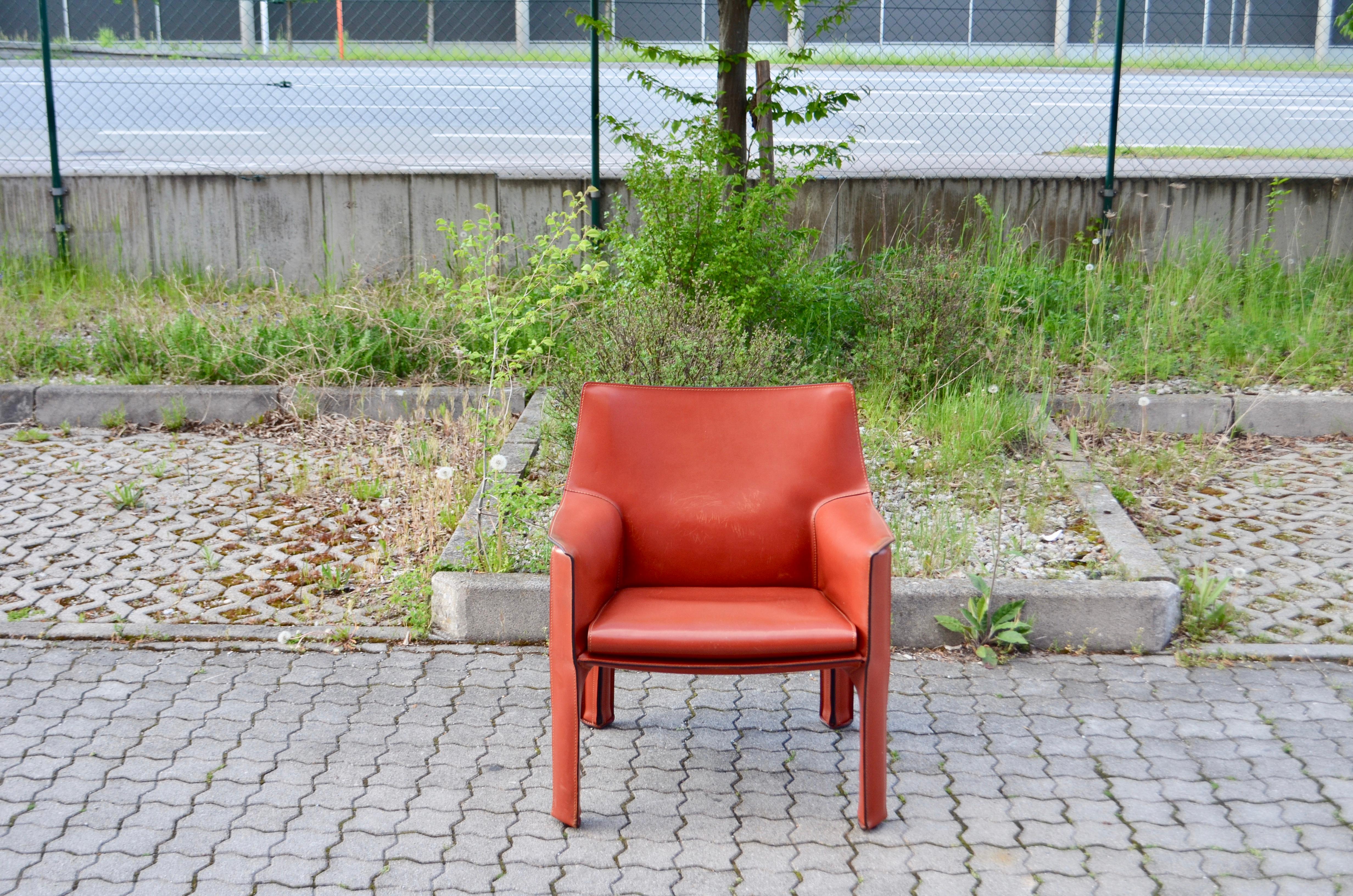 Der Sessel cab 414 wurde von Mario Bellini für den italienischen Hersteller Cassina entworfen.
Es ist die Sesselversion mit bequemer Sitzpolsterung.
Er ist mit dickem Sattelleder gepolstert, Farbe China rot / Ox rot

Wir haben 4 Cab Stühle in