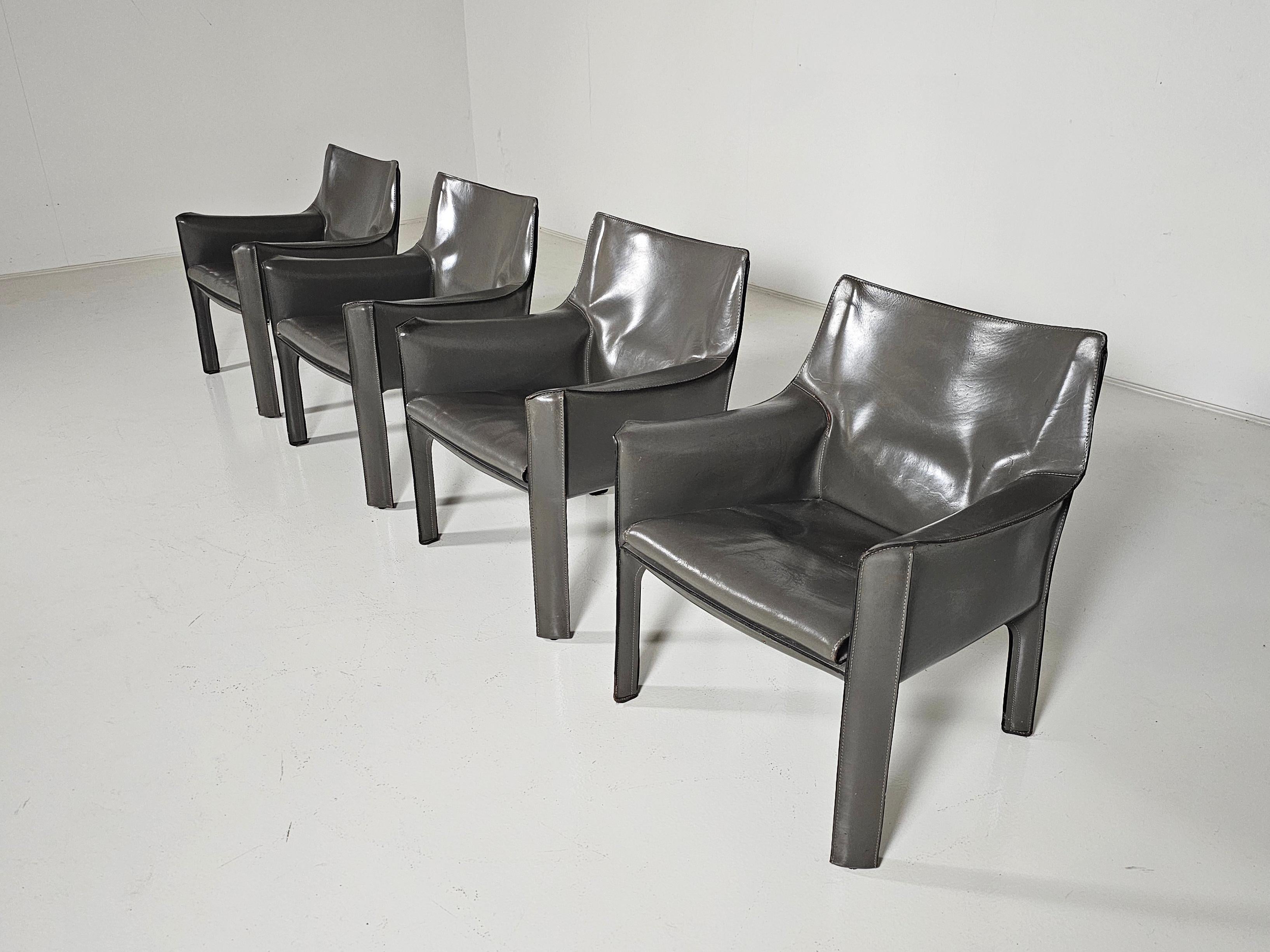 Cassina CAB-414 set of 4 chairs and a 2-seater sofa by Mario Bellini, 1980s In Good Condition In amstelveen, NL