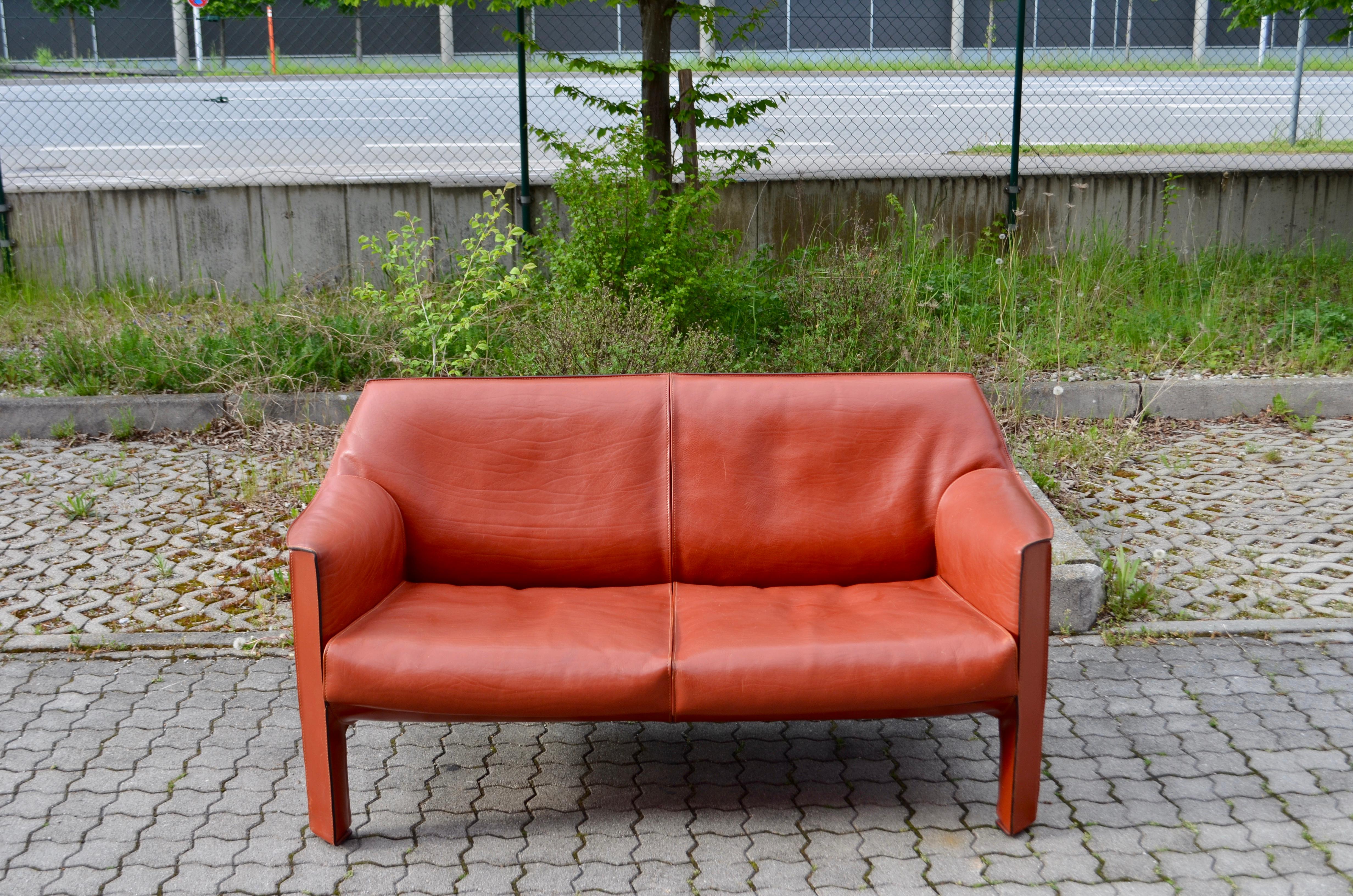 This Cab 415 sofa was designed by Mario Bellini for Italian manufacturer Cassina.
It´s the thick padding cushions with comfortable seat.
Neckleather was used on the seat and back cushions.
On the back and side the saddle leather was used.
It is