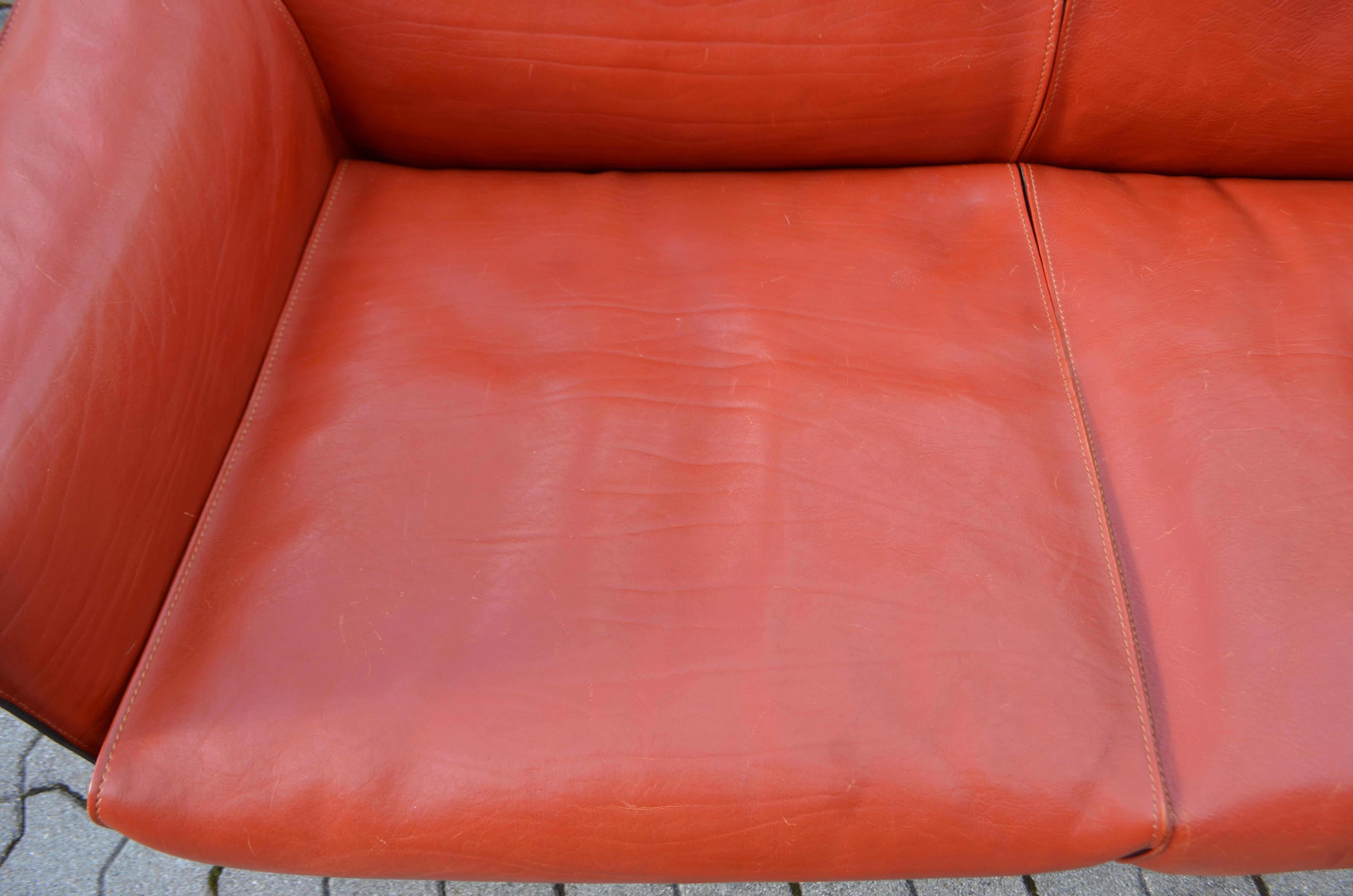Cassina Cab 415 Neck Saddle Leather Sofa China Red / Ox Red In Good Condition For Sale In Munich, Bavaria