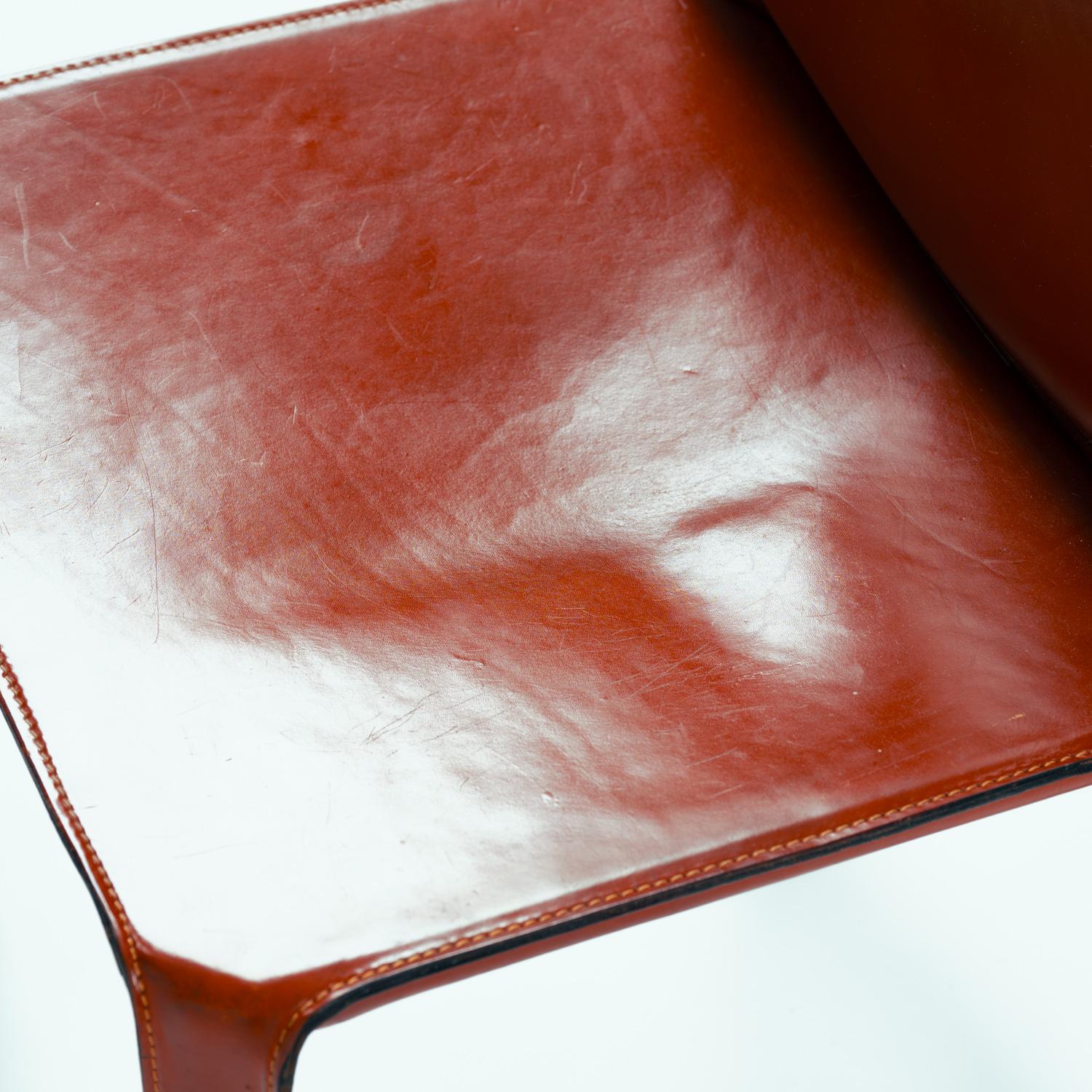 Set of 6 of the famous Cassina cab 412 chairs in Burgundy by Mario Bellini.

The leather is in on very good condition, with normal traces of use. 
The plastic caps under the seat are broken. 
All zippers work well.
All the chairs are photographed