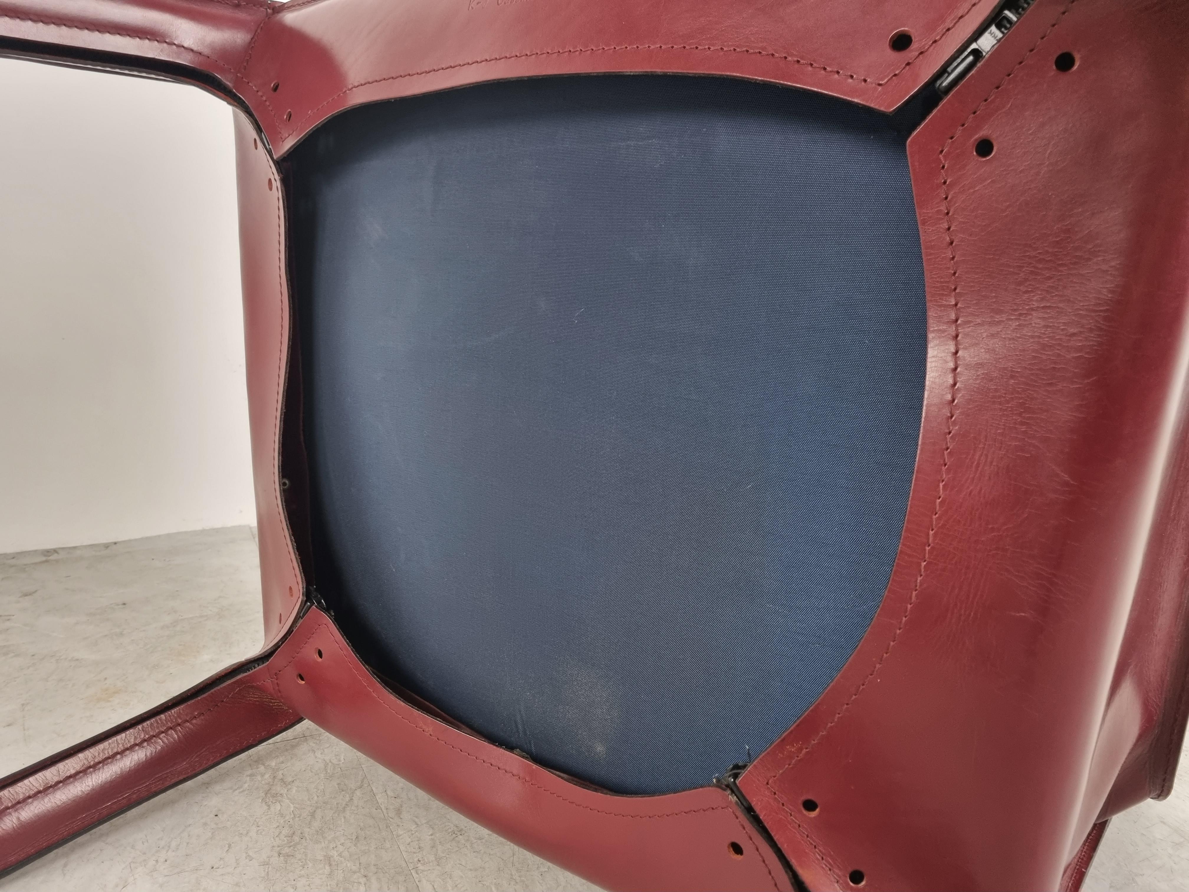 Cab 414 armchair designed by Mario Bellini and produced by Cassina.

Thick red/purple leather upholstered on a metal frame.

Timeless classic.

Stamped under the seat.

Good condition

1970s - Italy

Dimensions
Height: 83 cm /