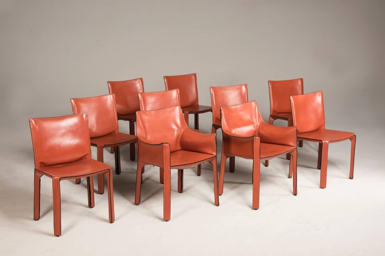 Set bestehend aus acht Stühlen und zwei Sesseln in Leder Cab Modell von Cassina 90s Serie. In ausgezeichnetem Zustand mit Anzeichen von Alter und früherem Gebrauch. Konservative Restaurierung.
