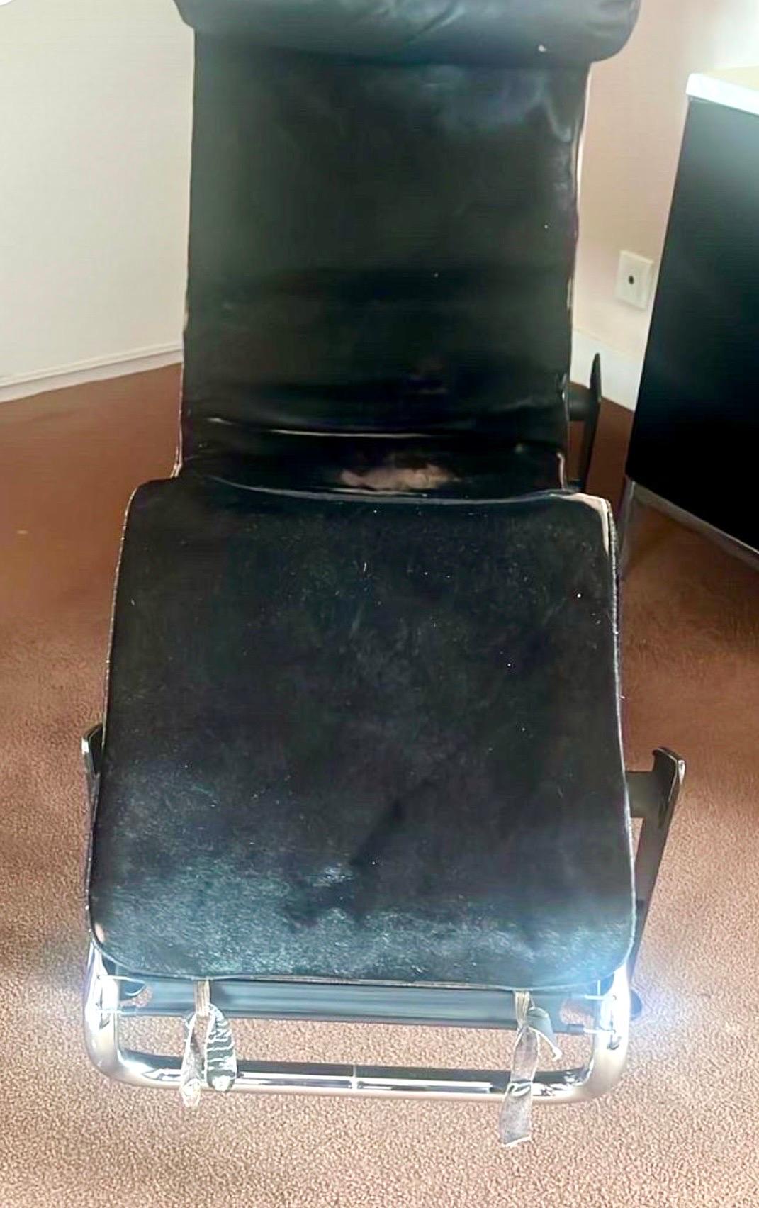 Mid-Century moderno Cassina chaise longue LC4 in pelle di mucca segno