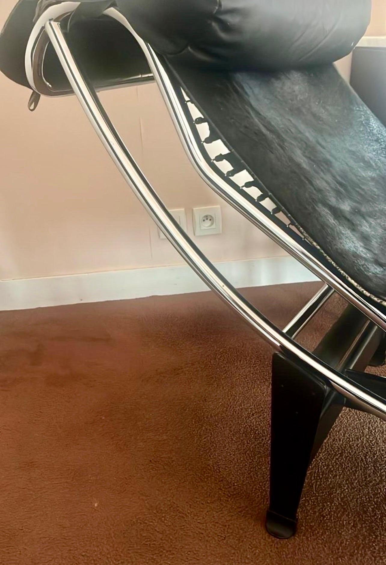 Altro Cassina chaise longue LC4 in pelle di mucca segno