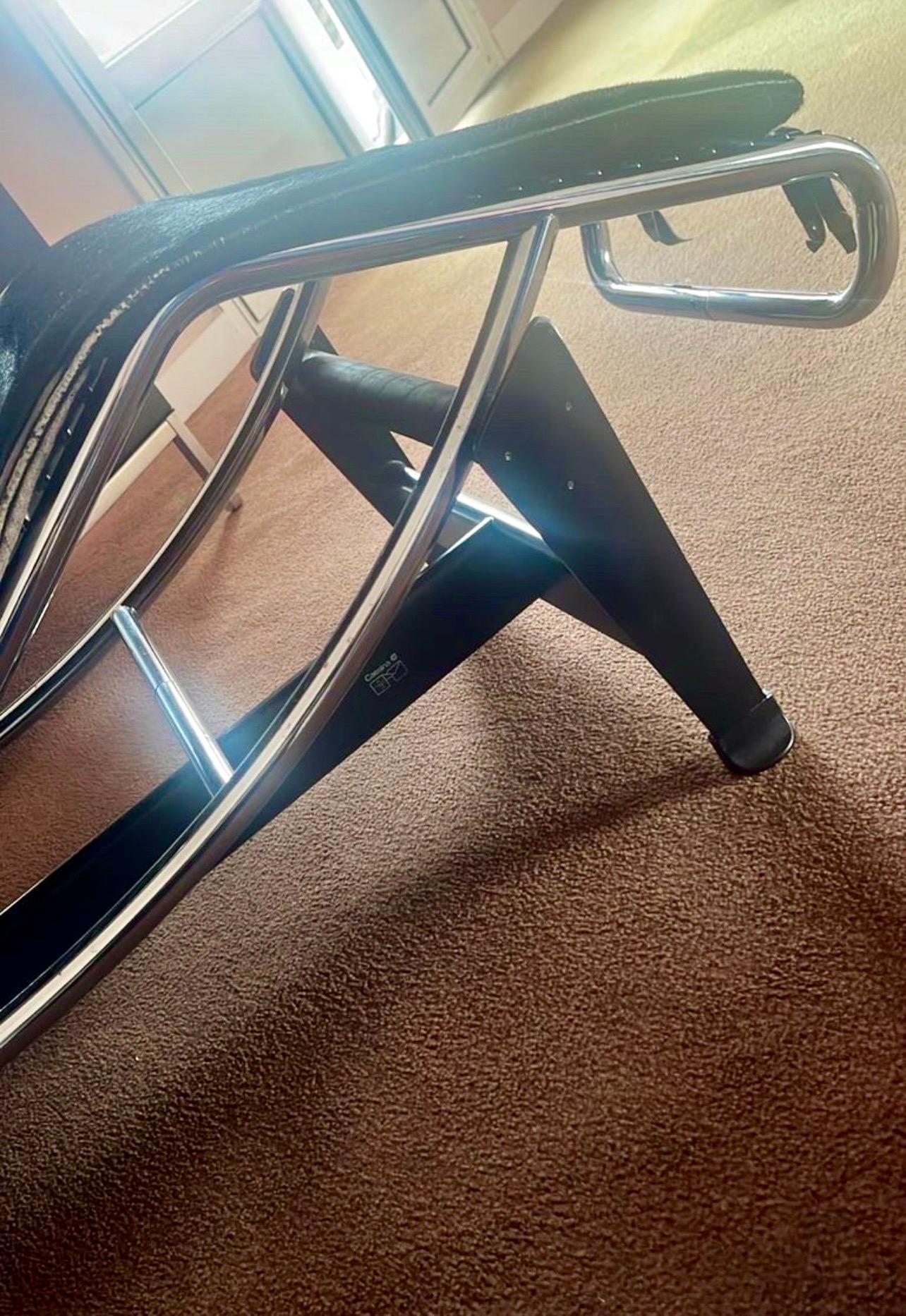 Cassina chaise longue LC4 in pelle di mucca segno