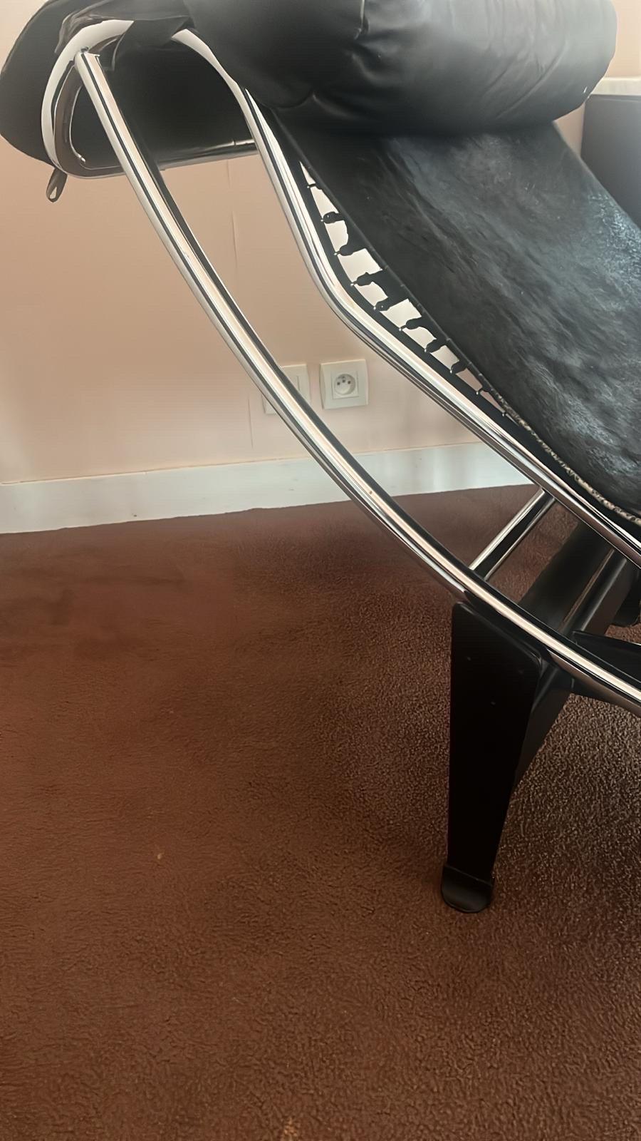 Altro Cassina chaise longue LC4 en cuir noir Le Corbusier , signé 1988 in vendita