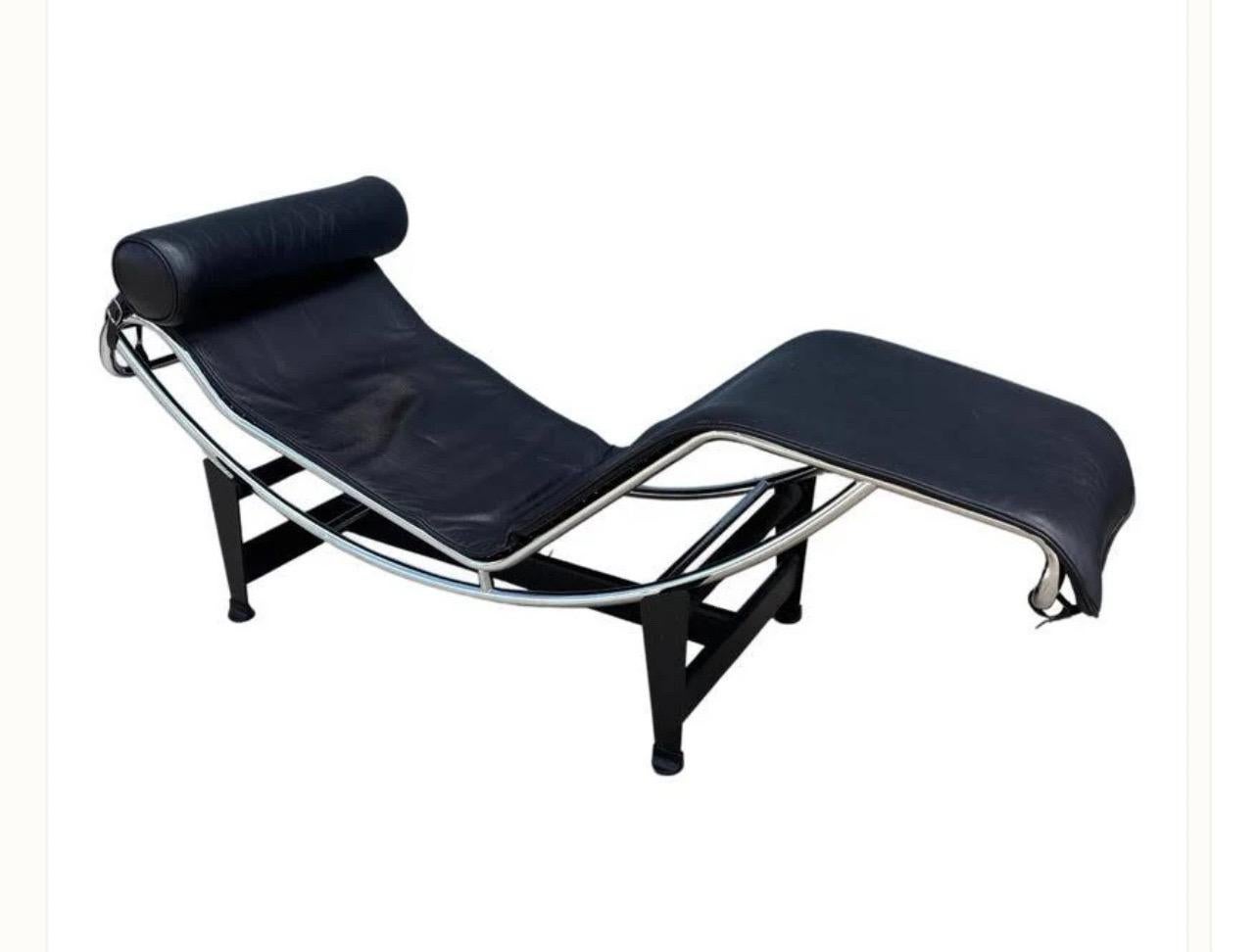 Pelle Cassina chaise longue LC4 en cuir noir Le Corbusier , signé 1988 in vendita