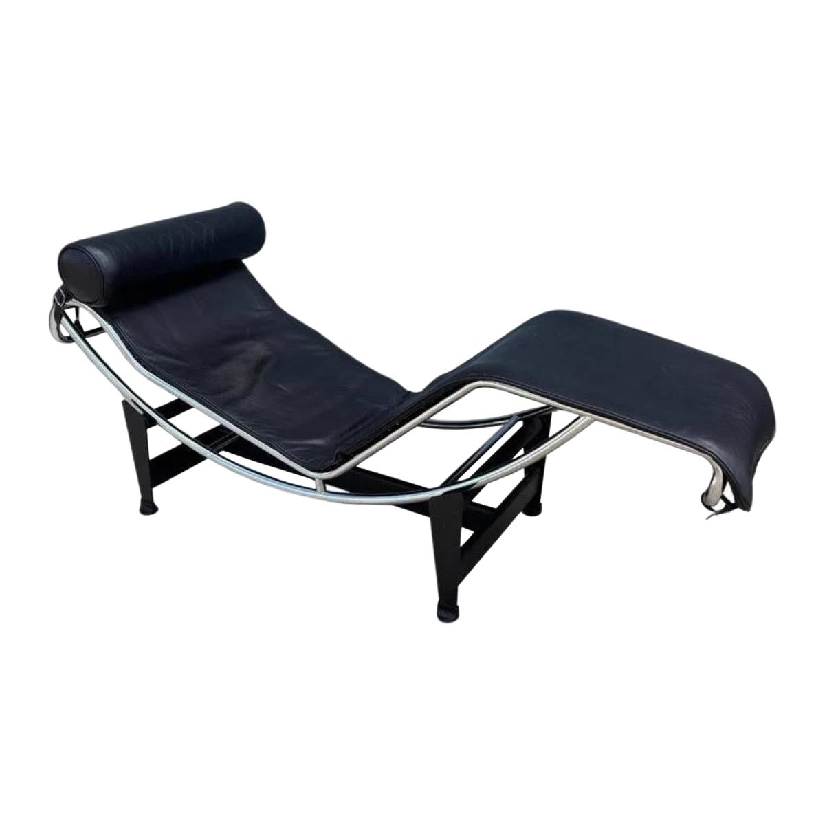 Cassina chaise longue LC4 en cuir noir Le Corbusier , signé 1988