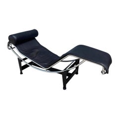 Cassina chaise longue LC4 en cuir noir Le Corbusier , signé 1988