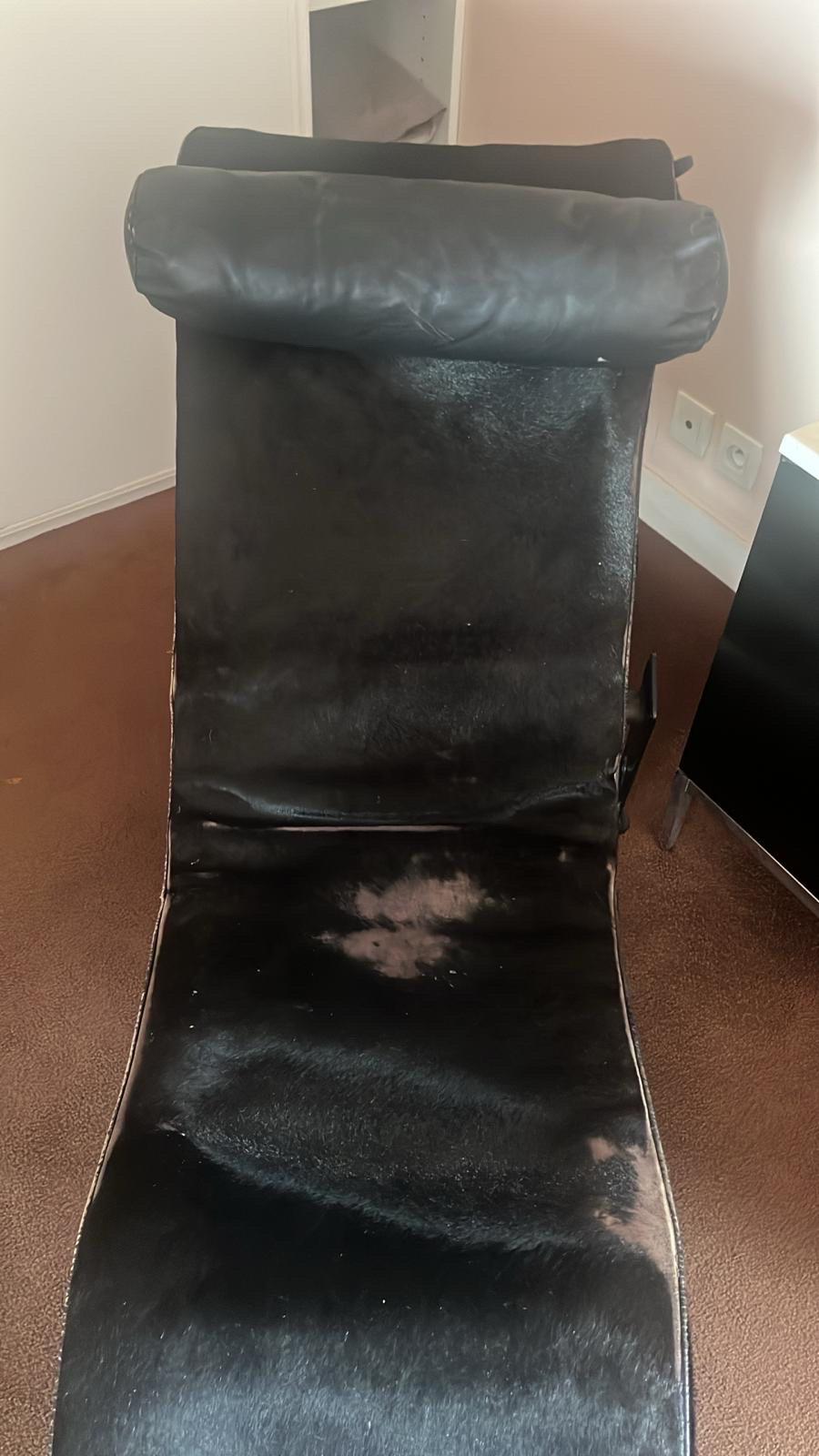 Altro Cassina chaise longue LC4 peau de vache noir firmata 