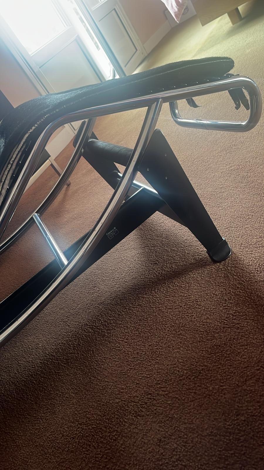 Fine XX secolo Cassina chaise longue LC4 peau de vache noir firmata 