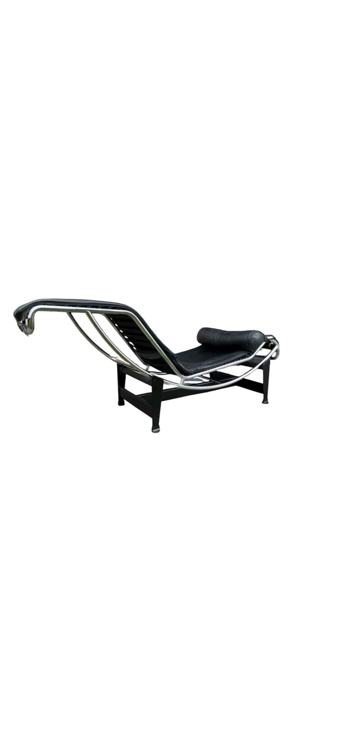 Le fauteuil chaise longue LC4 de Cassina, créé en 1928 par Le Corbusier, Pierre Jeanneret et Charlotte Perriand, est une icône du design moderne, produite par Cassina depuis 1965 sous licence exclusive. Un exemplaire de Cassina daté de 1988 est une