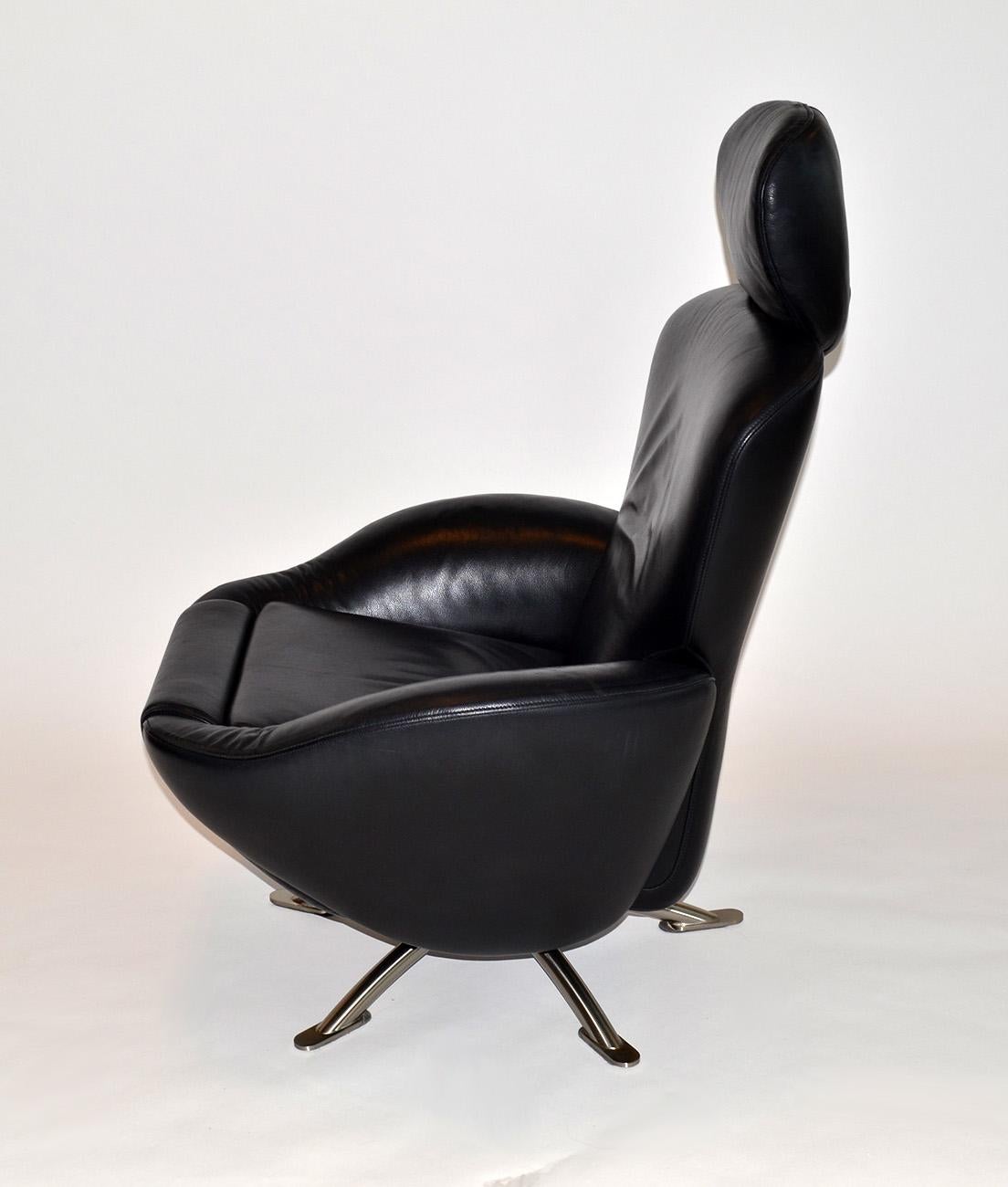 Cassina dodo black leather recliner armchair lounge Italy 2000s 
Designed by Toshiyuki Kita for Cassina. Early 2000s production. This modern chair is upholstered in a soft, black leather. It swivels on a fixed base which can become a chaise with