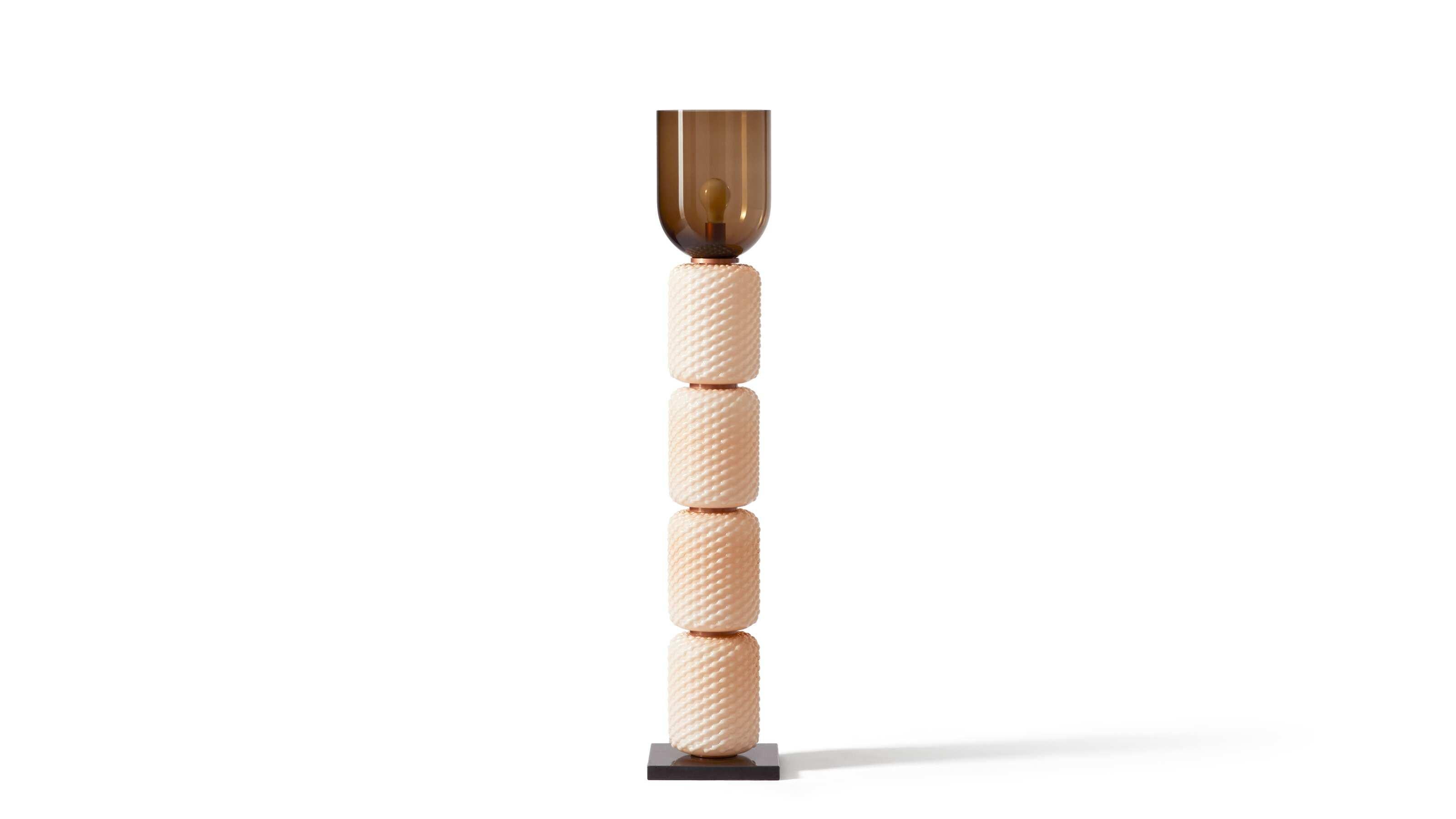 Lámpara de pie Cassina Ficupala.

Gracias a sus formas orgánicas que recuerdan al mundo vegetal, el estilo ecléctico de la lámpara de pie Ficupala se sitúa entre lo posmoderno y el Art Déco.

Decoración moderna con una superficie finamente perfilada