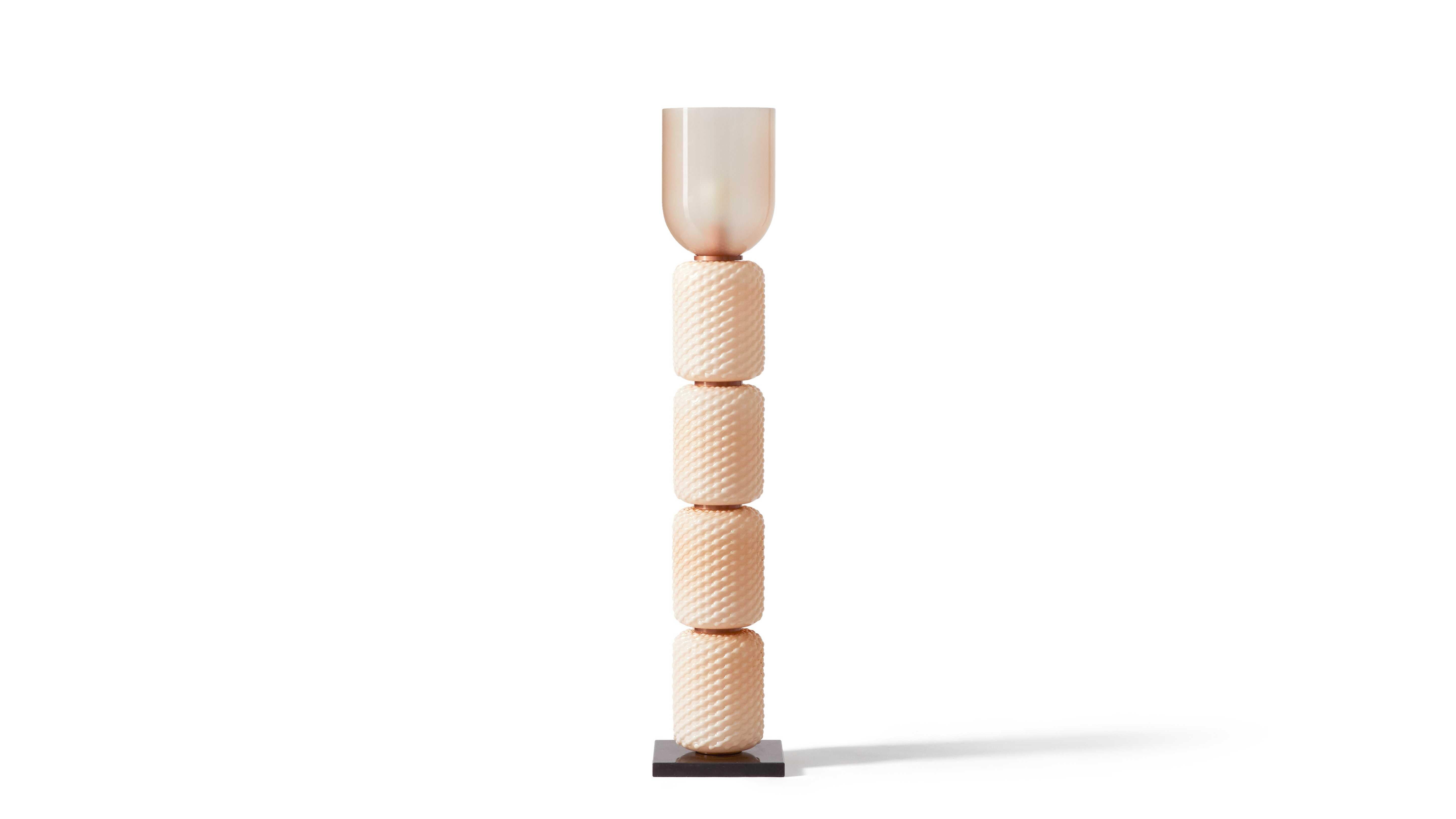 Lámpara de pie Cassina Ficupala.

Gracias a sus formas orgánicas que recuerdan al mundo vegetal, el estilo ecléctico de la lámpara de pie Ficupala se sitúa entre lo posmoderno y el Art Déco.

Decoración moderna con una superficie finamente perfilada