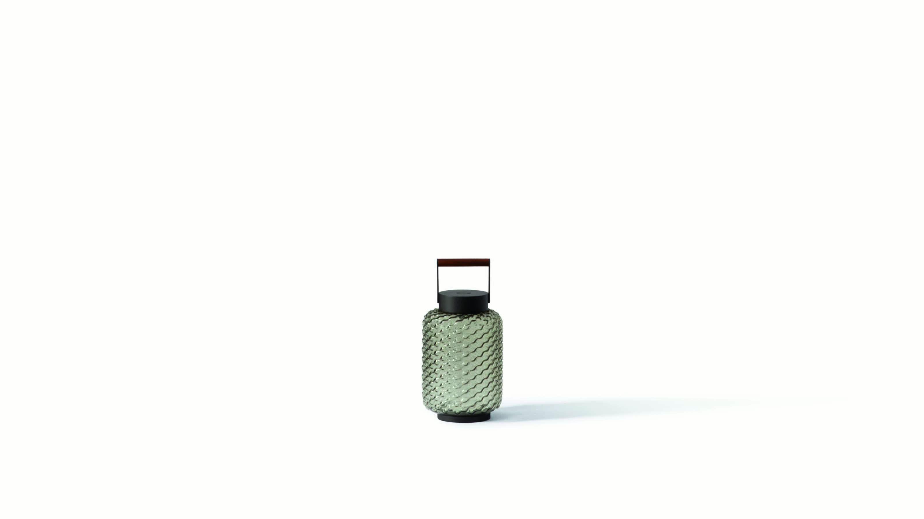 Lampada da esterno Cassina Ficupala

Ficupala Outdoor è una lampada versatile e funzionale per esterni. Con il suo stile eclettico, tra il postmoderno e l'Art déco, riflette le forme morbide della Nature attraverso le dolci curve del vetro soffiato,