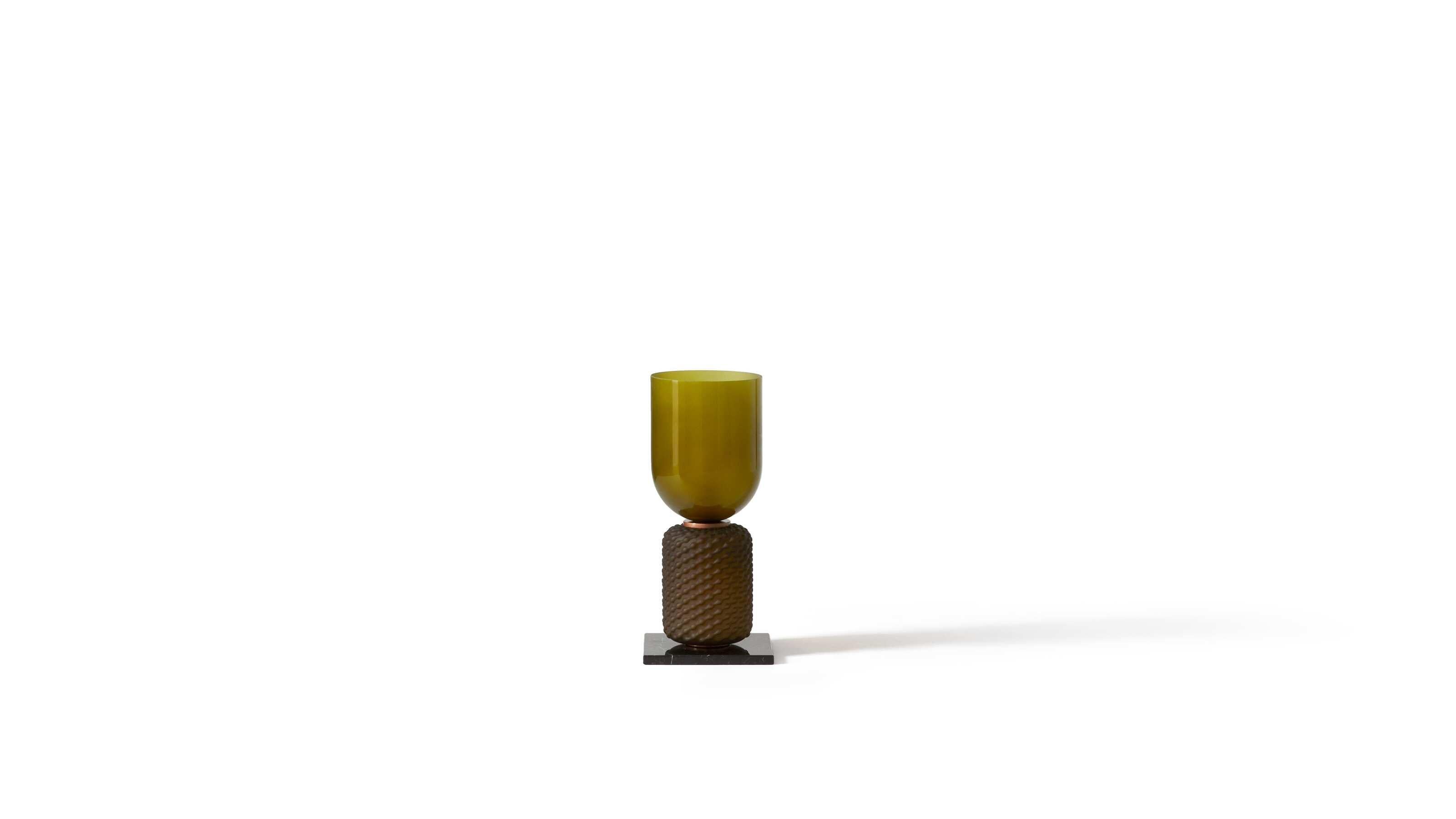 Lampe à poser Cassina Ficupala

Grâce à ses formes organiques rappelant le monde végétal, le style éclectique de la lampe de table Ficupala se situe entre le postmoderne et l'Art déco.

Objet de décoration moderne, il présente une surface finement