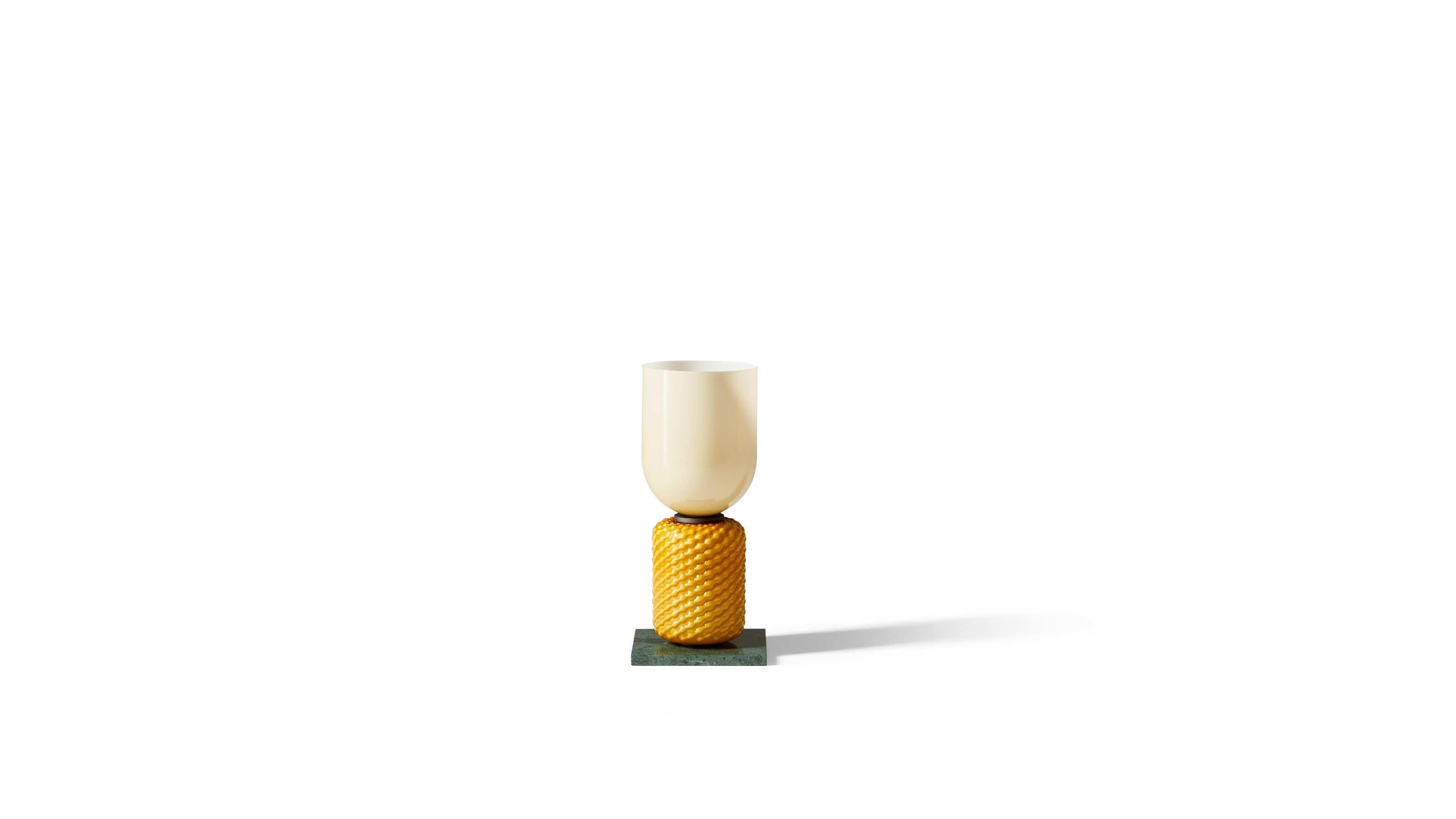 Lampe à poser Cassina Ficupala

Grâce à ses formes organiques rappelant le monde végétal, le style éclectique de la lampe de table Ficupala se situe entre le postmoderne et l'Art déco.

Objet de décoration moderne, il présente une surface finement