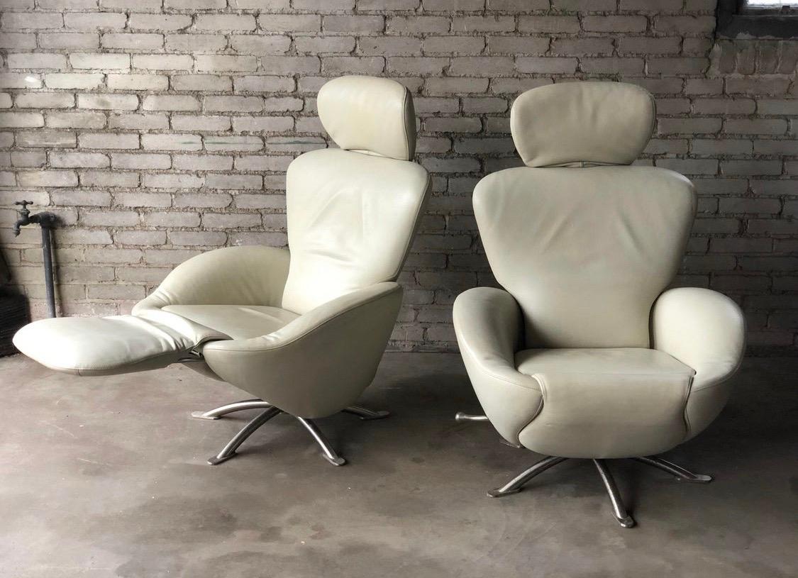 A precursor of modern times, this armchair exemplifies flexibility: it transforms and adapts as required. Swiveling on a fixed base, the seat reclines in a range of configurations, to the point of being almost horizontal: ideal for a quick nap.
