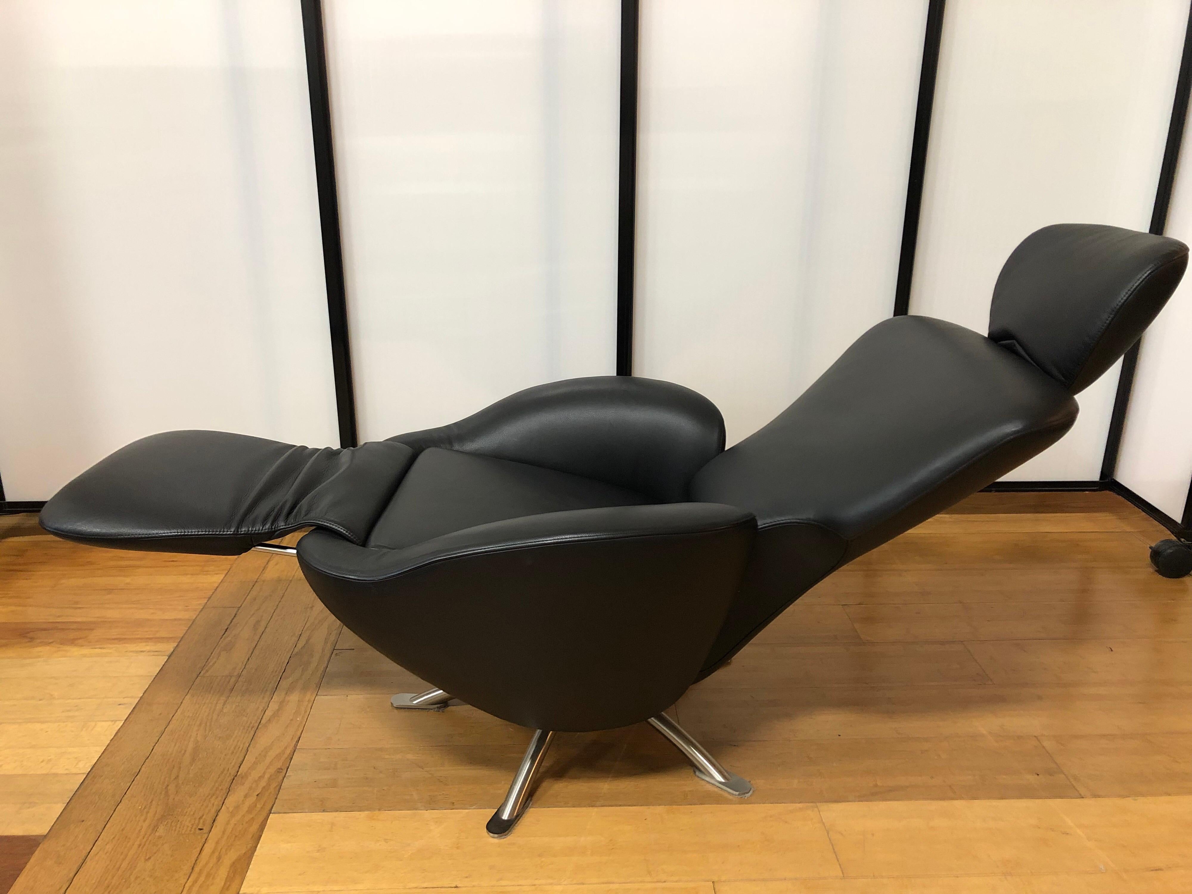 Fauteuil pivotant K10 Dodo de Cassina, conçu par Toshiyuki Kita.
Cette chaise moderne est recouverte d'un cuir noir souple. Il repose sur une base fixe qui peut se transformer en chaise-longue avec différentes positions d'inclinaison. Le dossier et