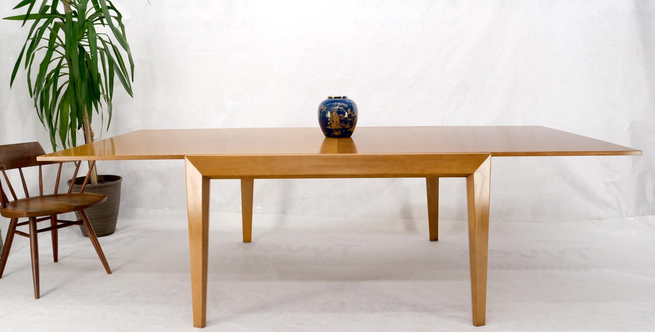Cassina large square flip top expandable dining conference table blond birch.
La grande table carrée se transforme en table de salle à manger ou de conférence rectangulaire de 100