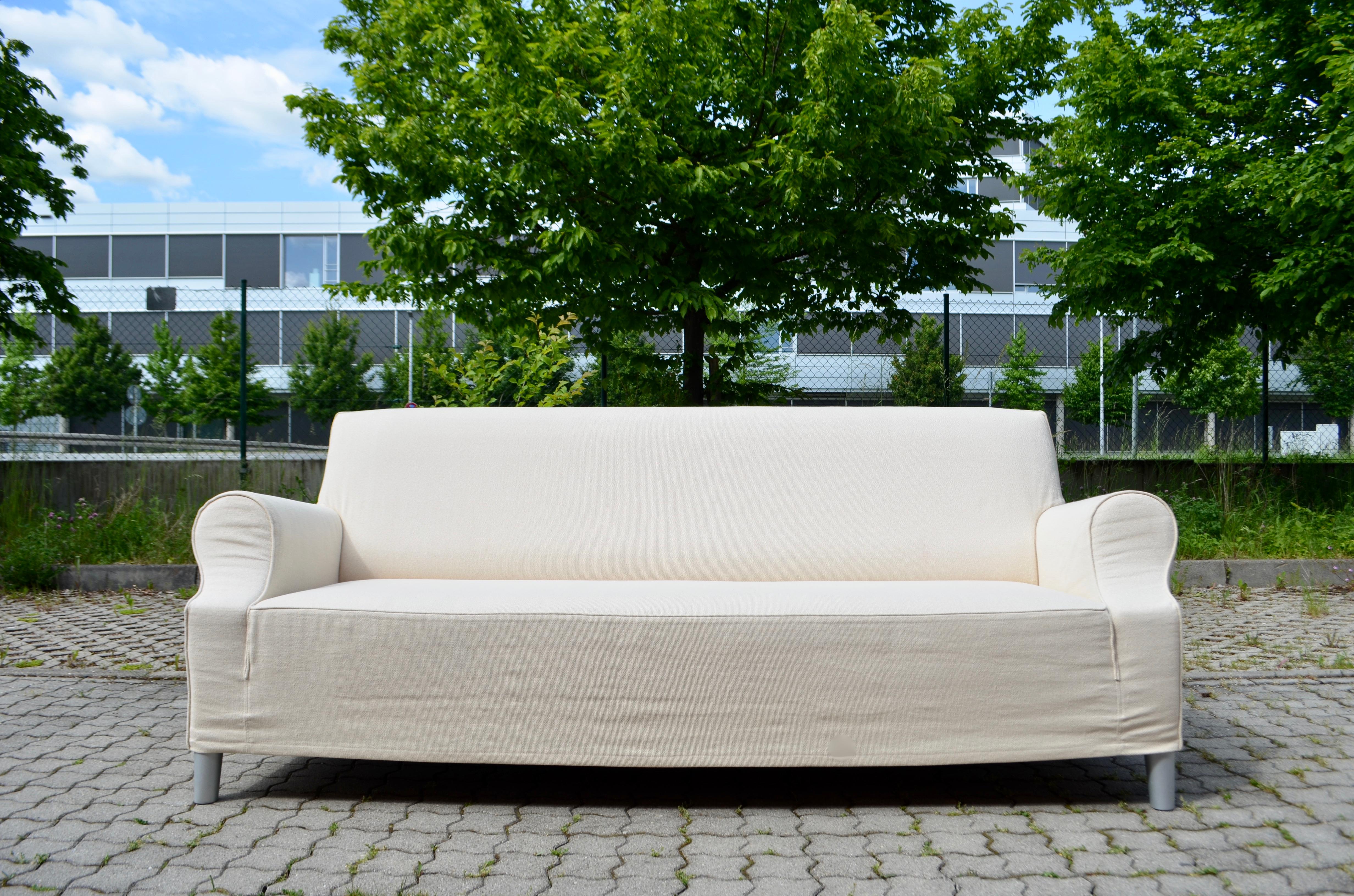 Philippe Starck designed this Model Lazy sofa.
This Model is the pure one without the shelves.
The fabric is white ecru and it is in a very good condition only little signs of wear.
Feet made of aluminium.
