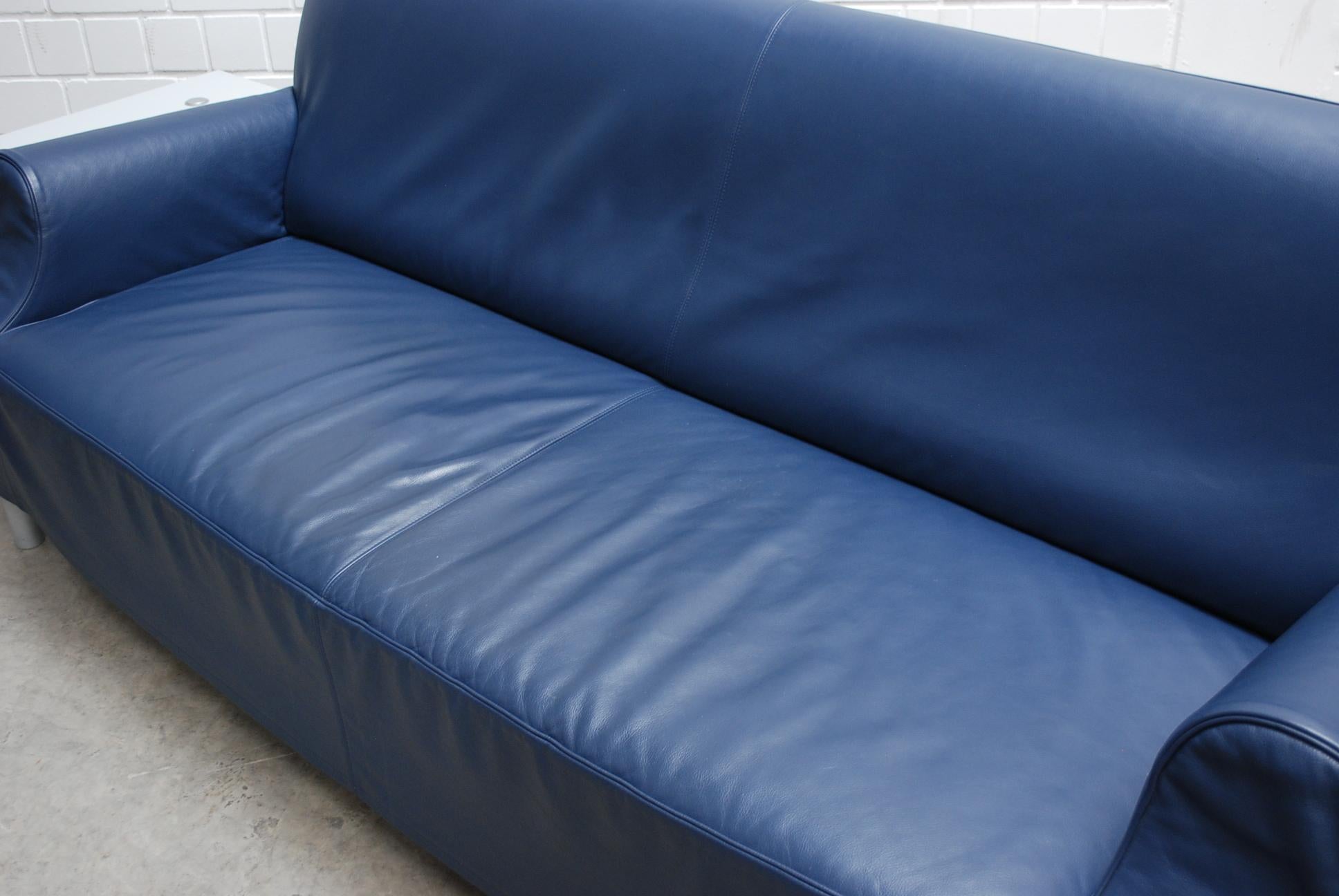 Moderno Divano Cassina Lazy Working Design Philipp Starck con lampada Flos Archimoon in vendita