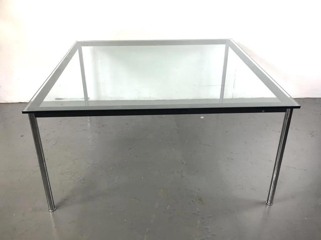Le Corbusier, Charlotte Perriand et Pierre Jeanneret ont exposé la première version de cette table design historique en 1929 au Salon d'Automne à Paris dans le cadre du stand 