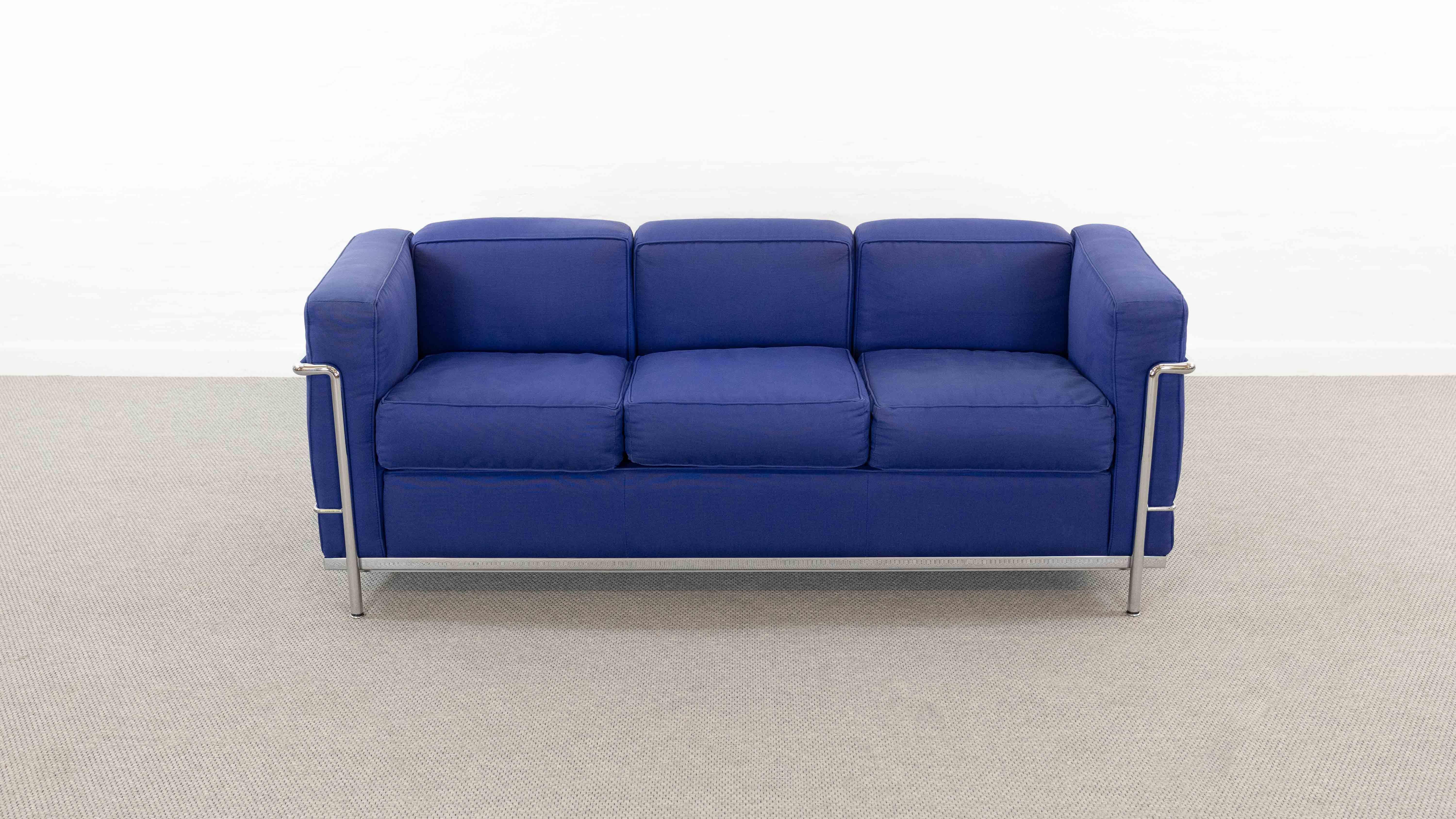 Iconic Designclassic:
LC2 3seat Sofa, designed 1928 by Le Corbusier, Charlotte Perriand and Pierre Jeanneret. Manufactured by Cassina, Italy. Upholstered in original blue fabrics.
Engraved marking with serial number and Cassina logo in lower