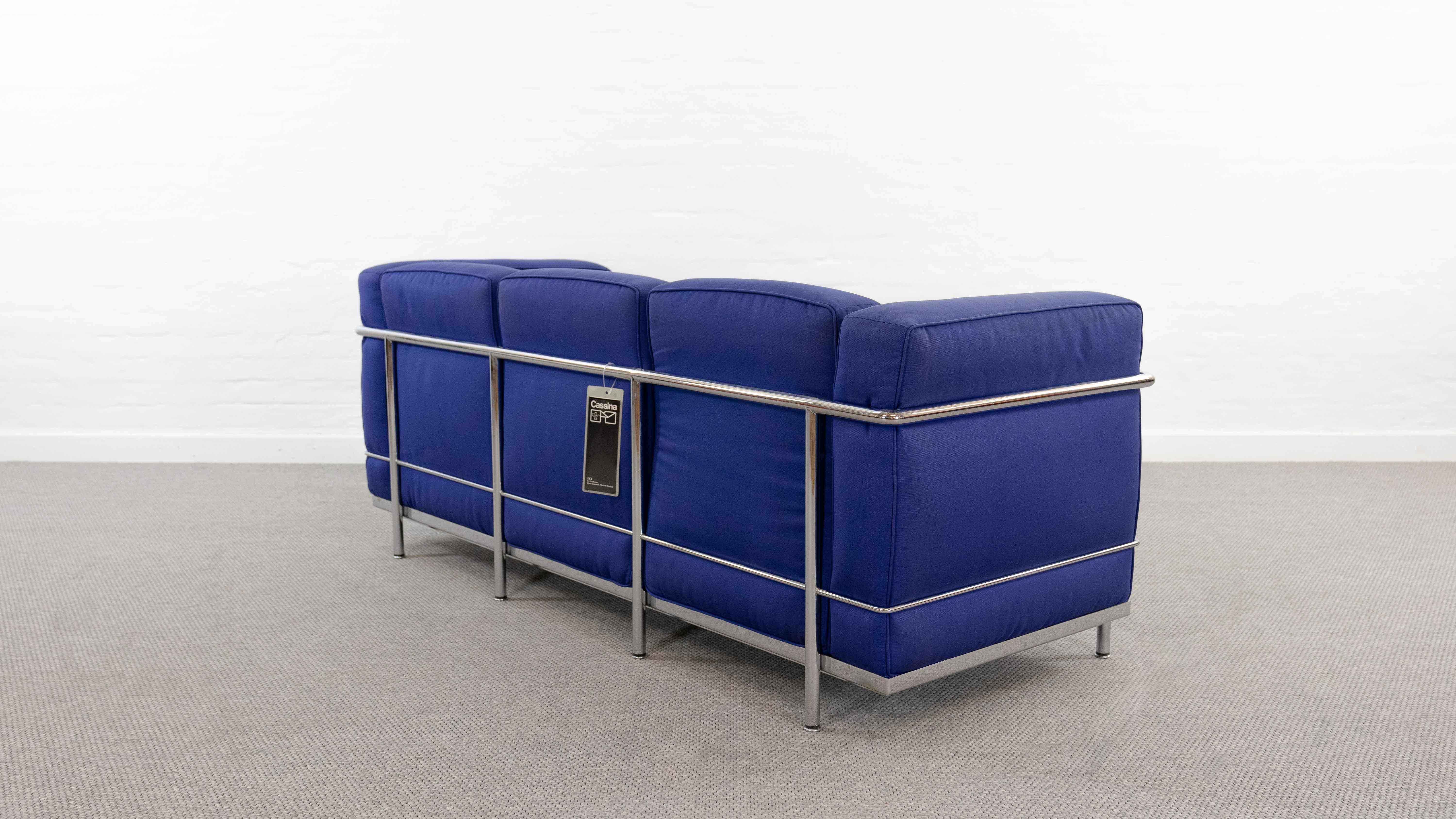 Cassina Lc2 3seat Sofa by Charlotte Perriand and Le Corbusier in Blue Fabrics In Good Condition In Halle, DE
