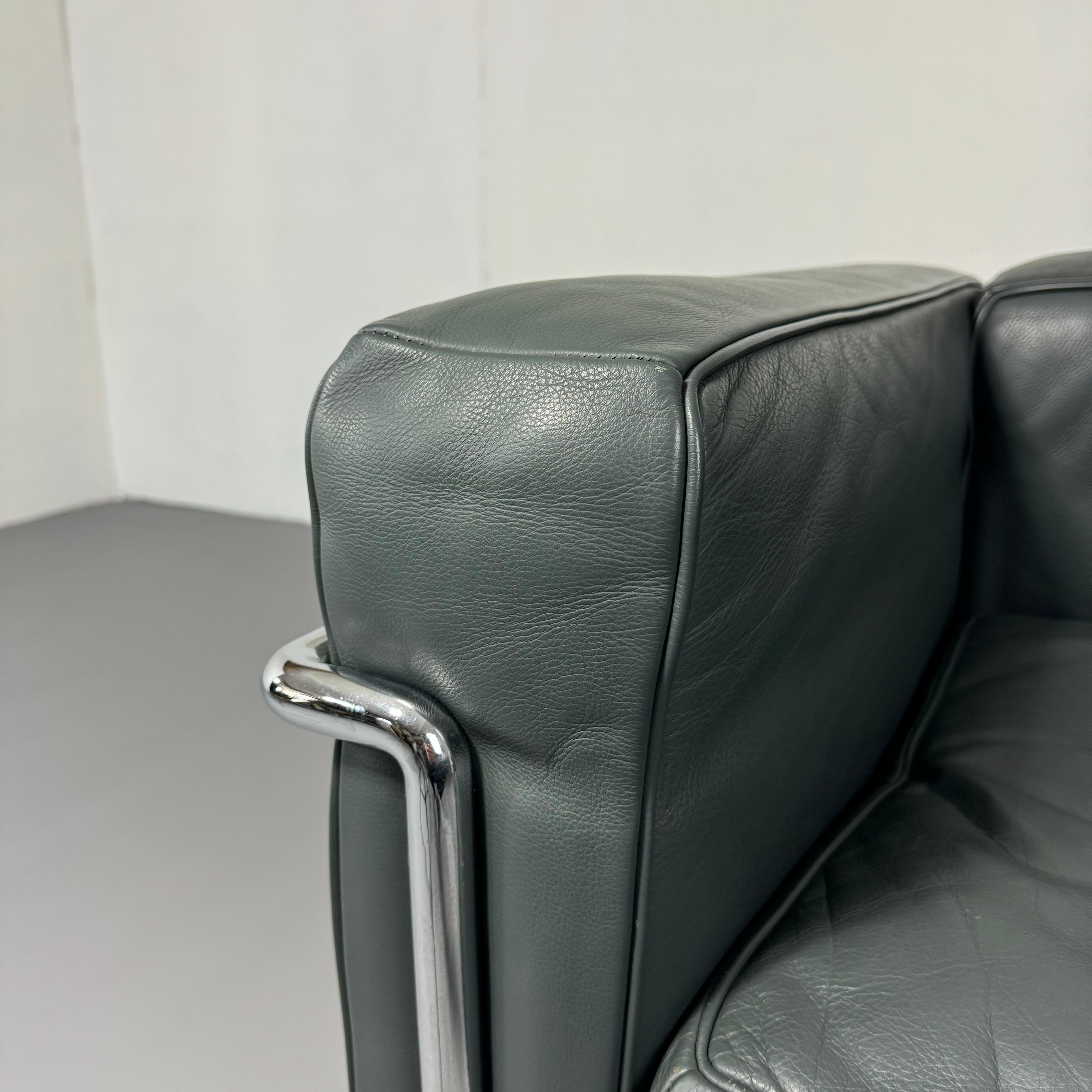Cassina LC2 leather Armchair Le Corbusier for Cassina, Signed For Sale 3