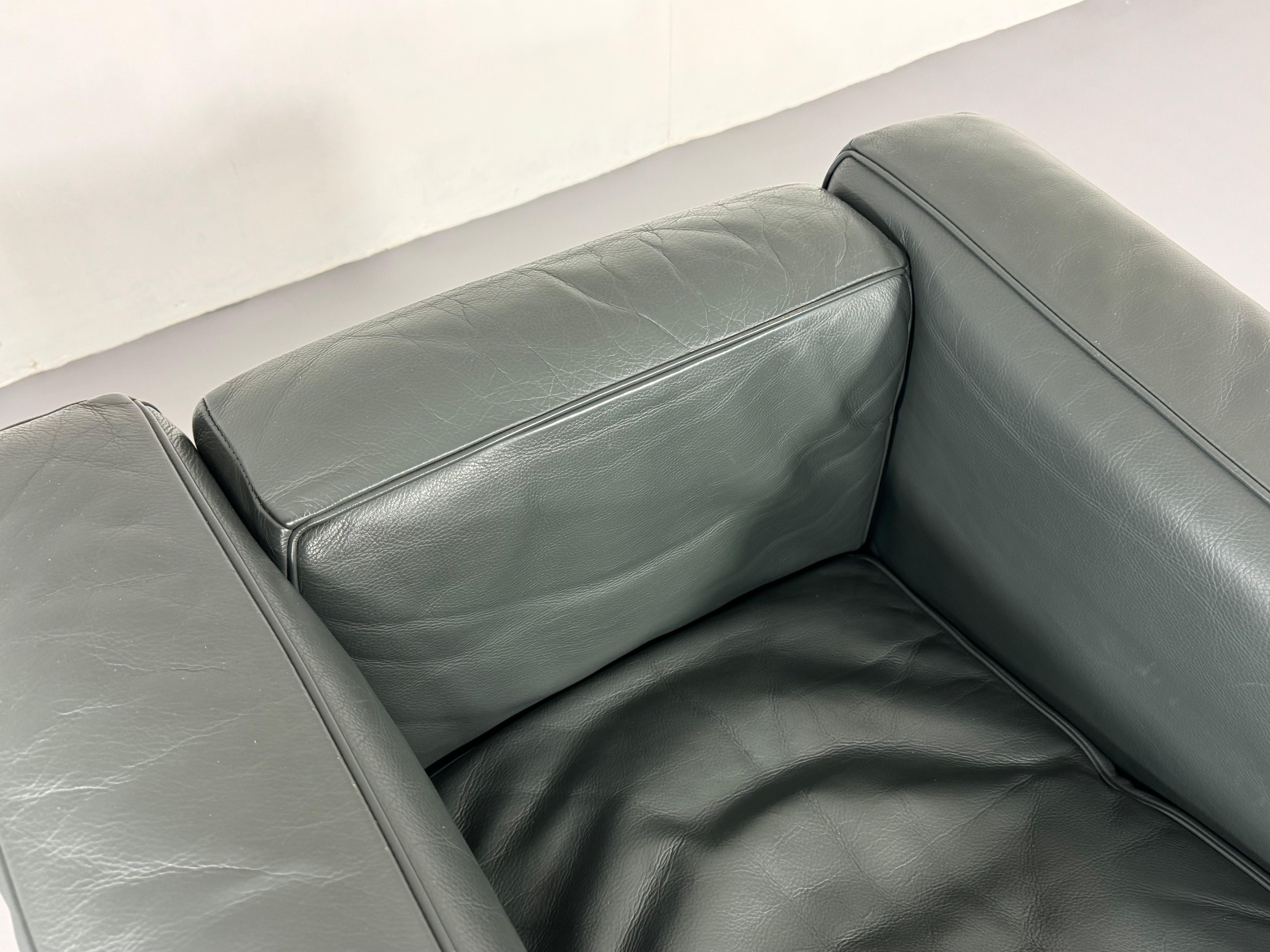Cassina LC2 leather Armchair Le Corbusier for Cassina, Signed For Sale 8