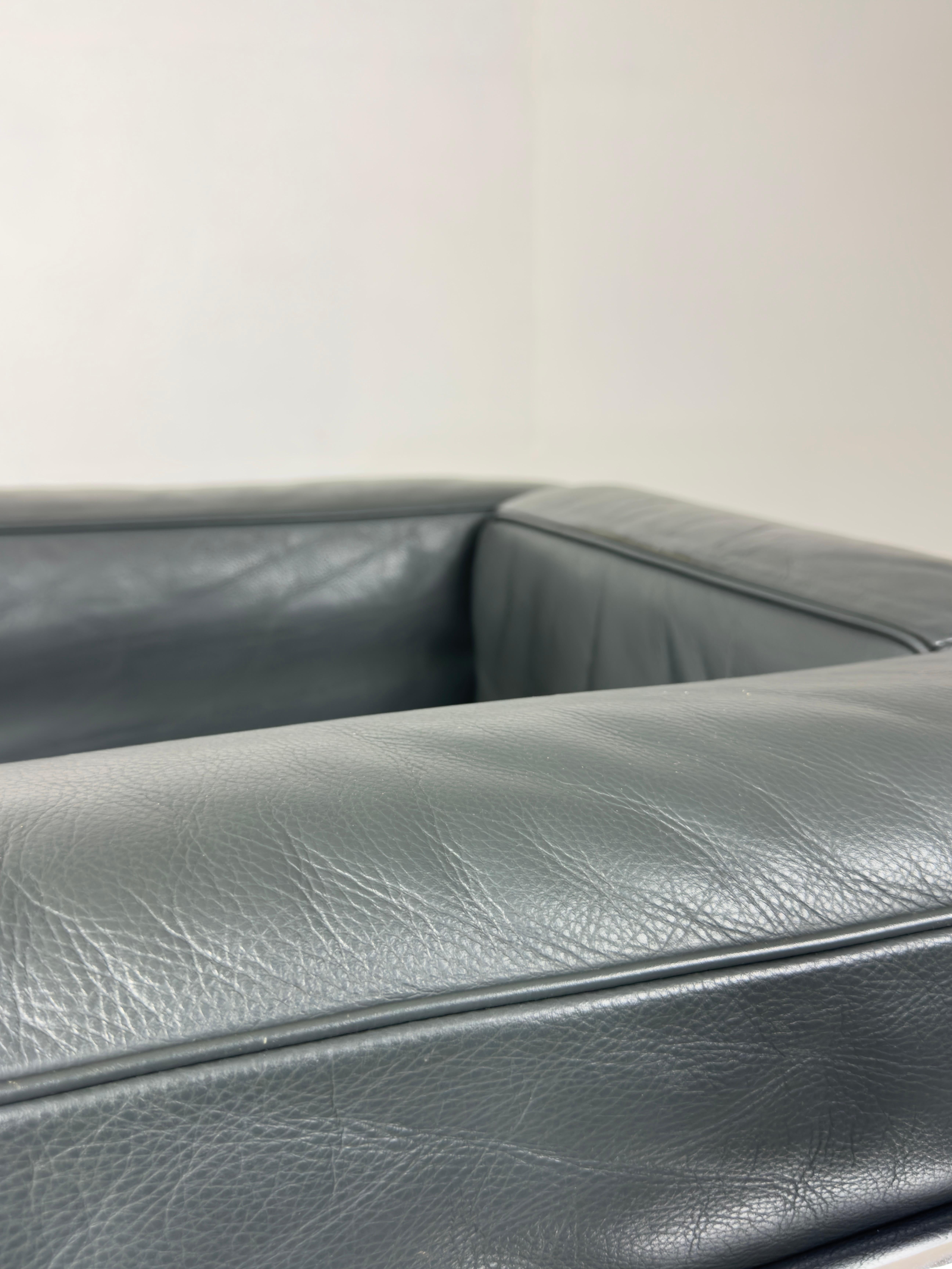 Cassina LC2 leather Armchair Le Corbusier for Cassina, Signed For Sale 9