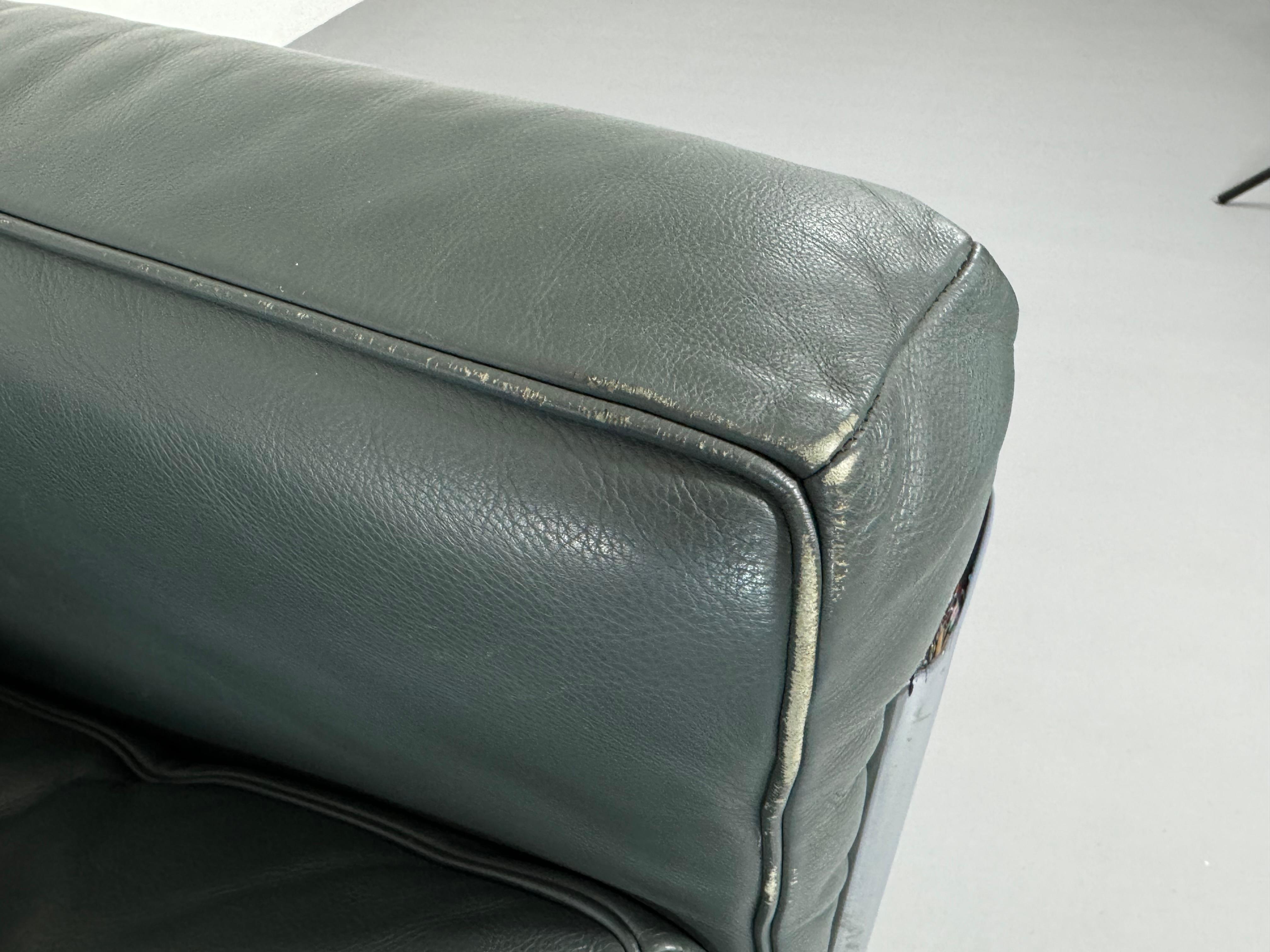 Cassina LC2 leather Armchair Le Corbusier for Cassina, Signed For Sale 9