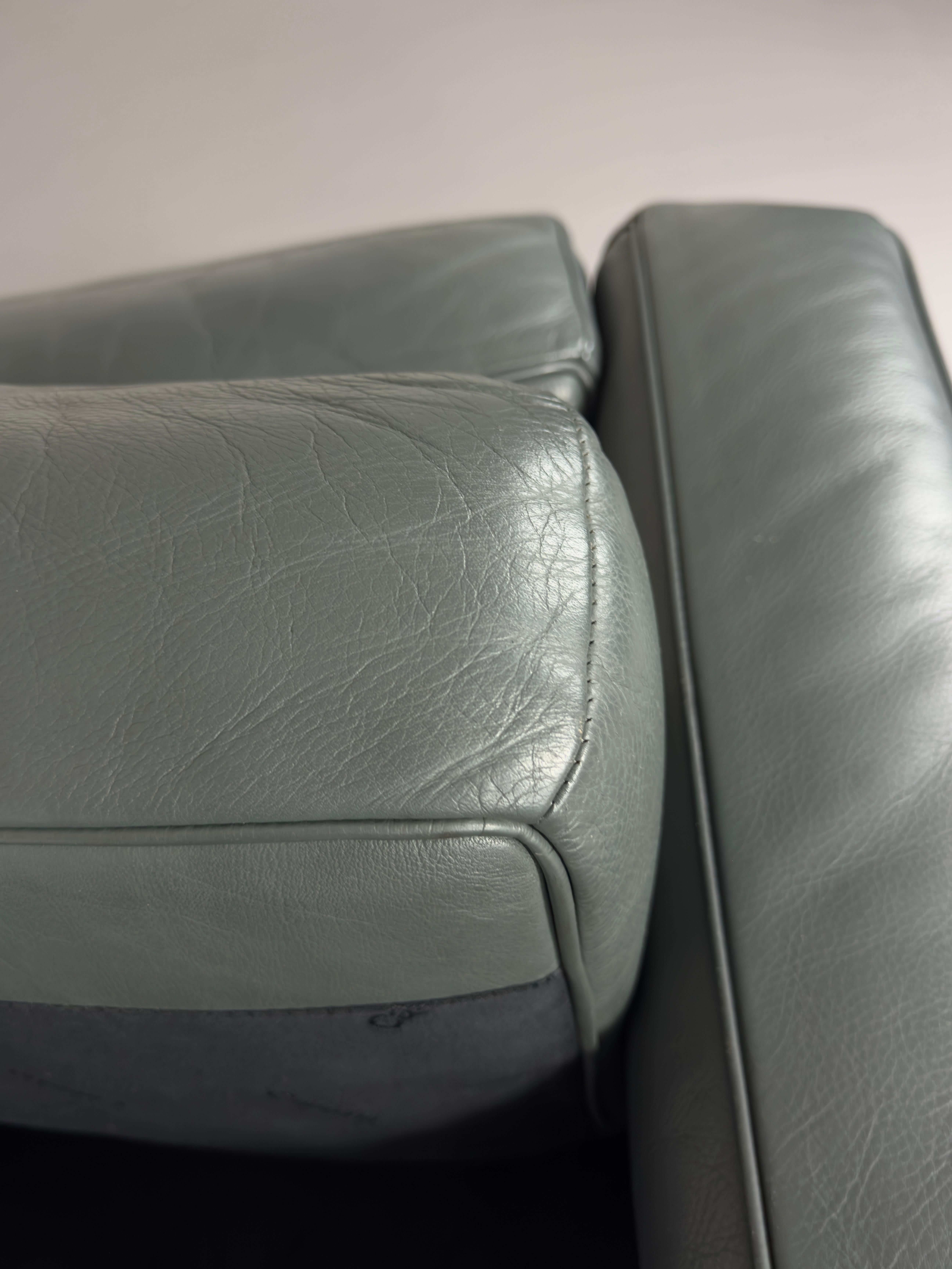 Cassina LC2 leather Armchair Le Corbusier for Cassina, Signed For Sale 12