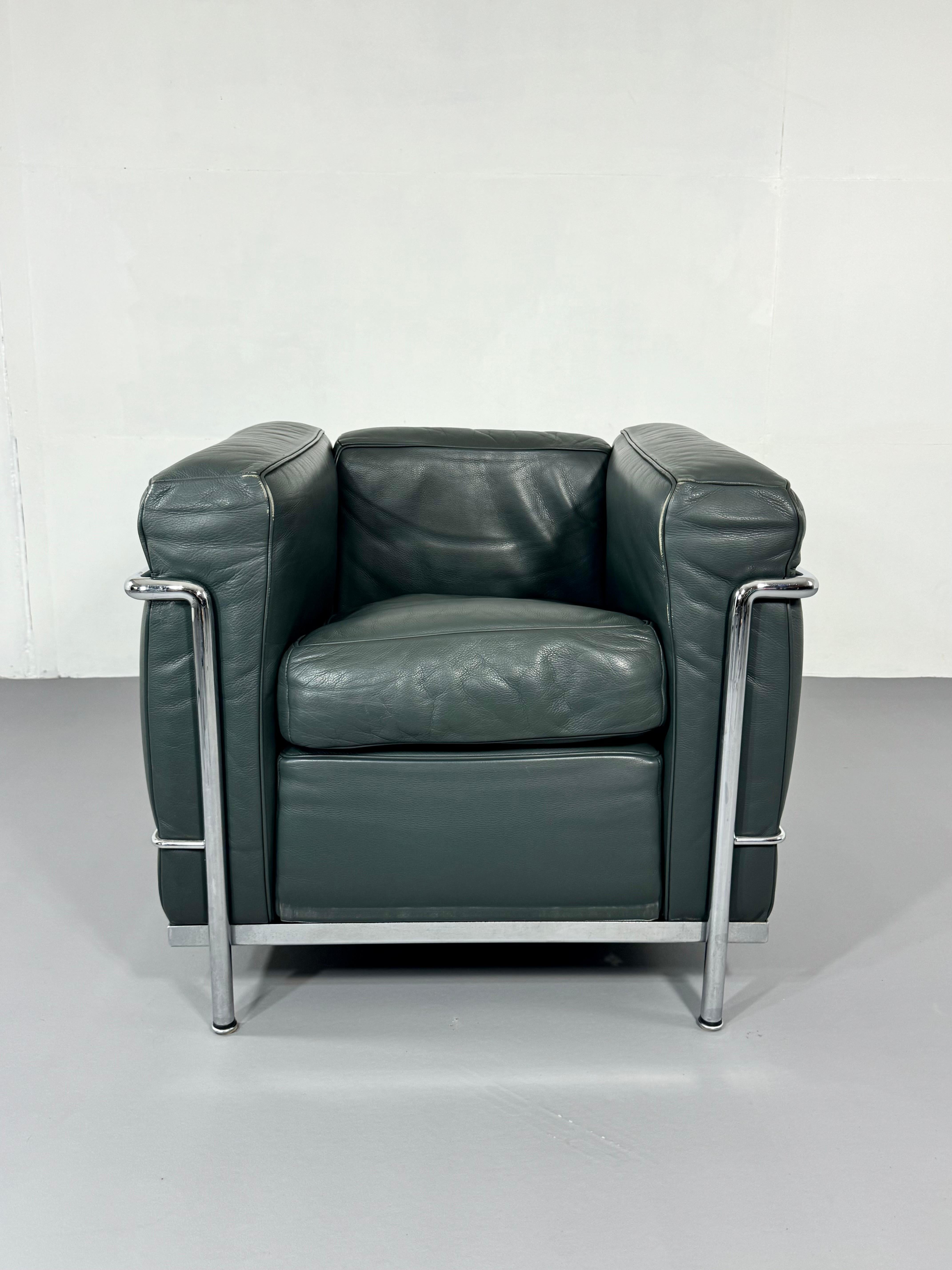 Rare Cassina LC2 Armchair in Forest Green, Olive, and Grey

Introducing a rare and stunning example of the iconic LC2 armchair by Cassina, designed by Le Corbusier, Pierre Jeanneret, and Charlotte Perriand. Originally conceived in 1928, the LC2 is a