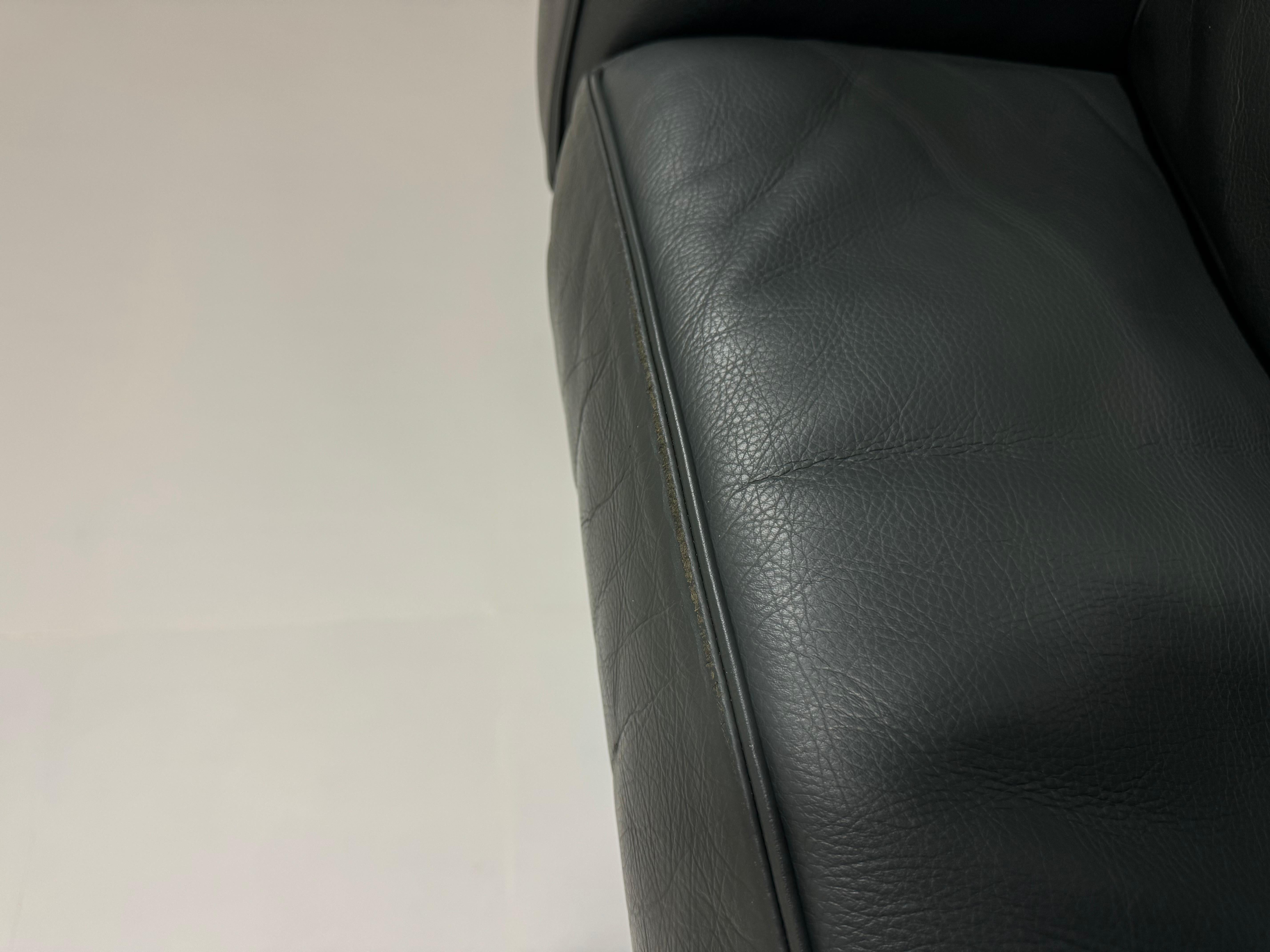 Cassina LC2 leather Armchair Le Corbusier for Cassina, Signed In Good Condition For Sale In Alsdorf, NW